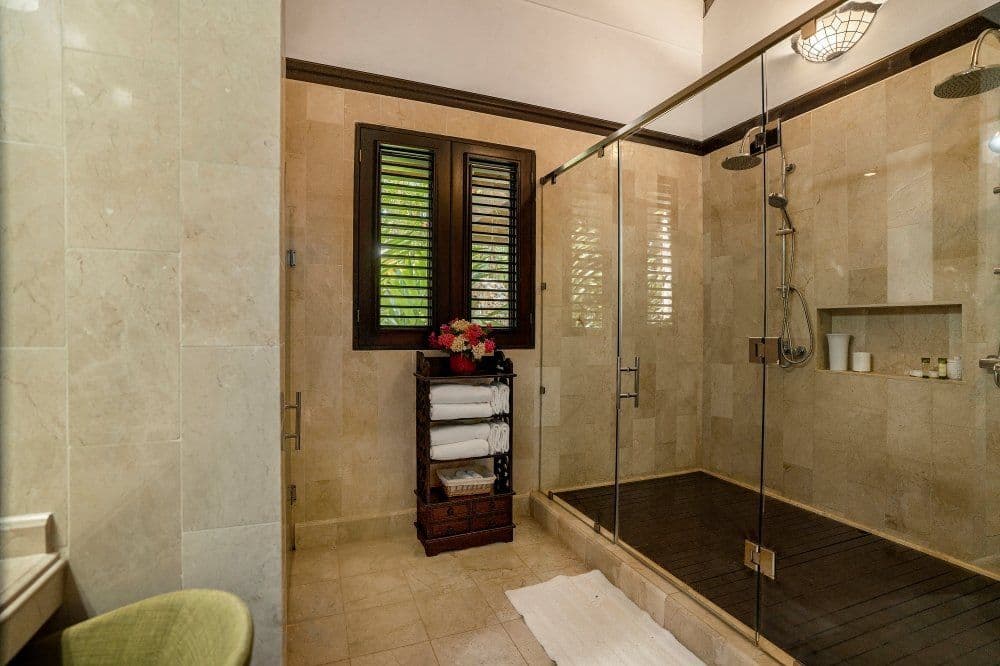 5-Bedroom Oceanfront Villa with 25 m Lap Pool in Sea Horse Ranch — Bathroom