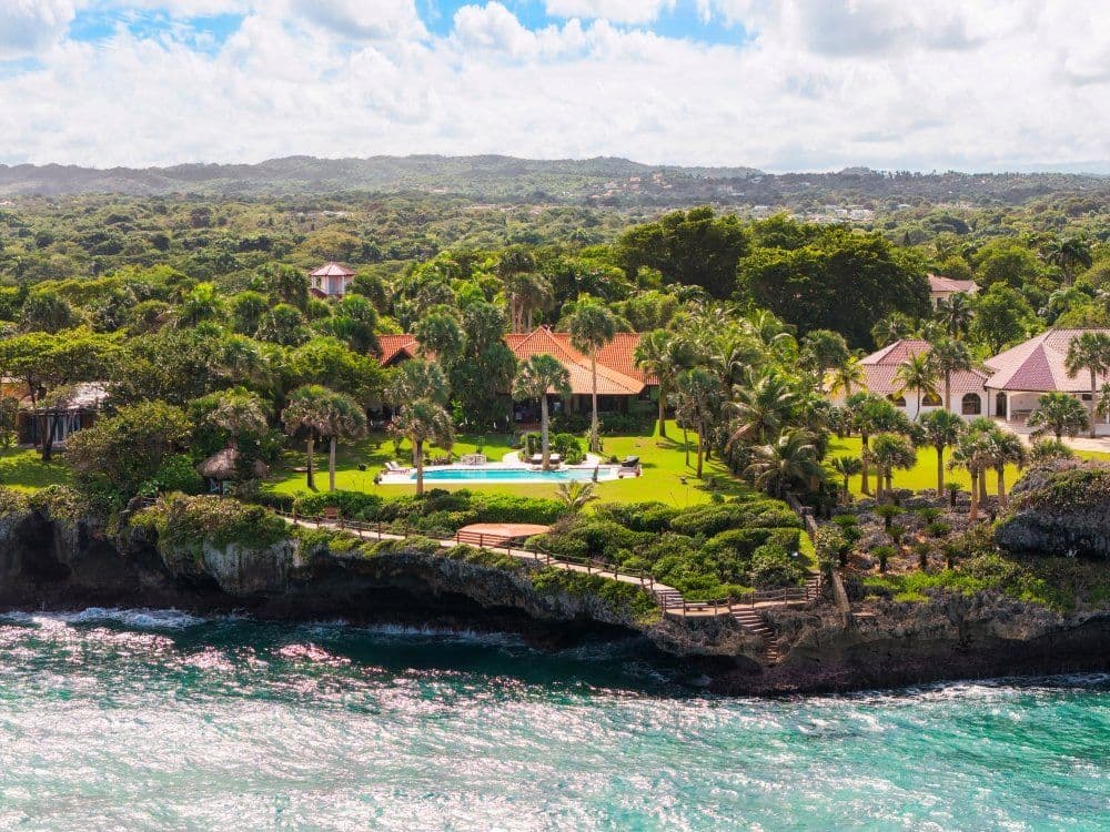 5-Bedroom Oceanfront Villa with 25 m Lap Pool in Sea Horse Ranch — Exterior