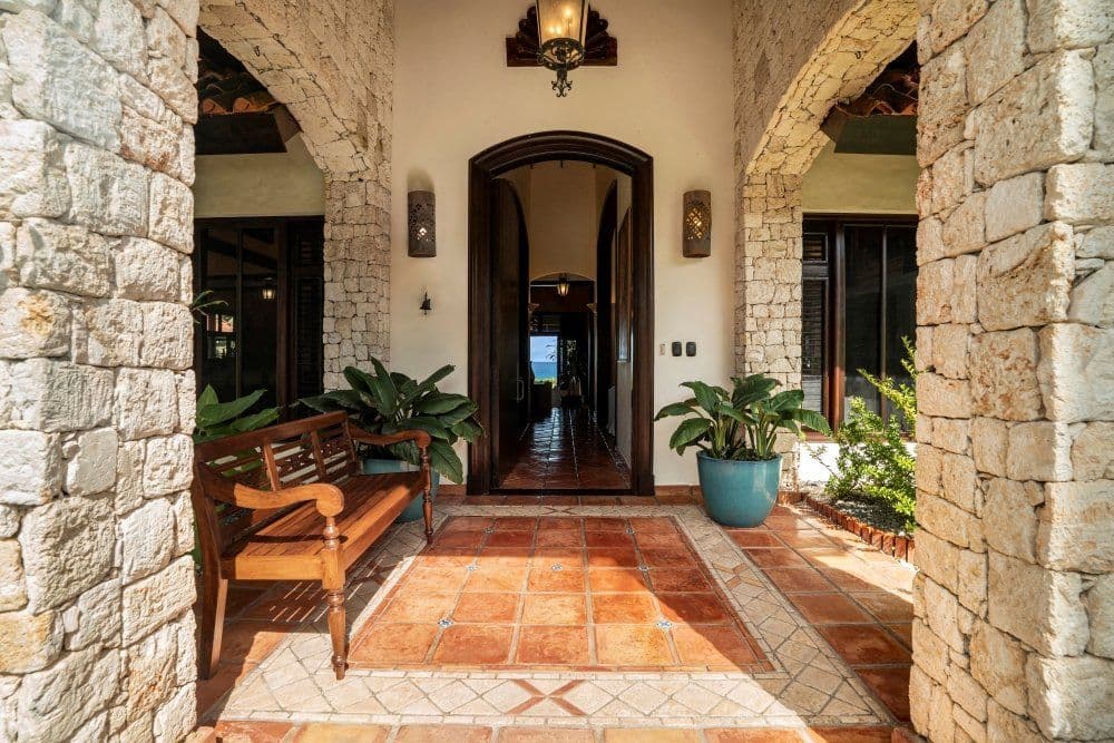 5-Bedroom Oceanfront Villa with 25 m Lap Pool in Sea Horse Ranch — Exterior