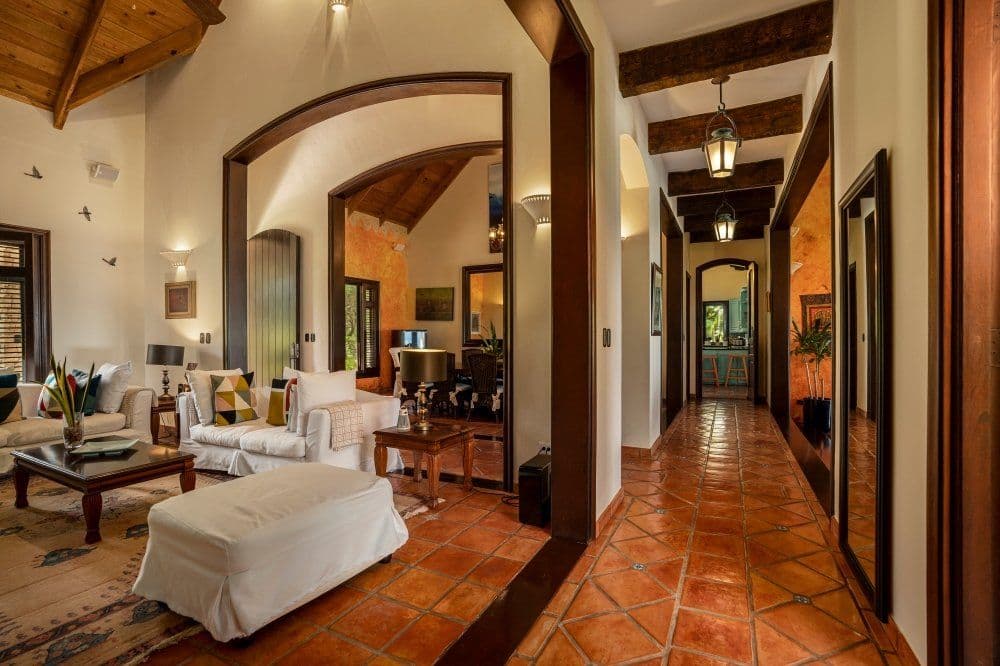 5-Bedroom Oceanfront Villa with 25 m Lap Pool in Sea Horse Ranch — Hallway