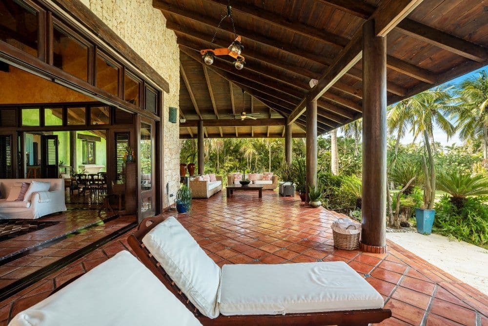 5-Bedroom Oceanfront Villa with 25 m Lap Pool in Sea Horse Ranch — Terrace