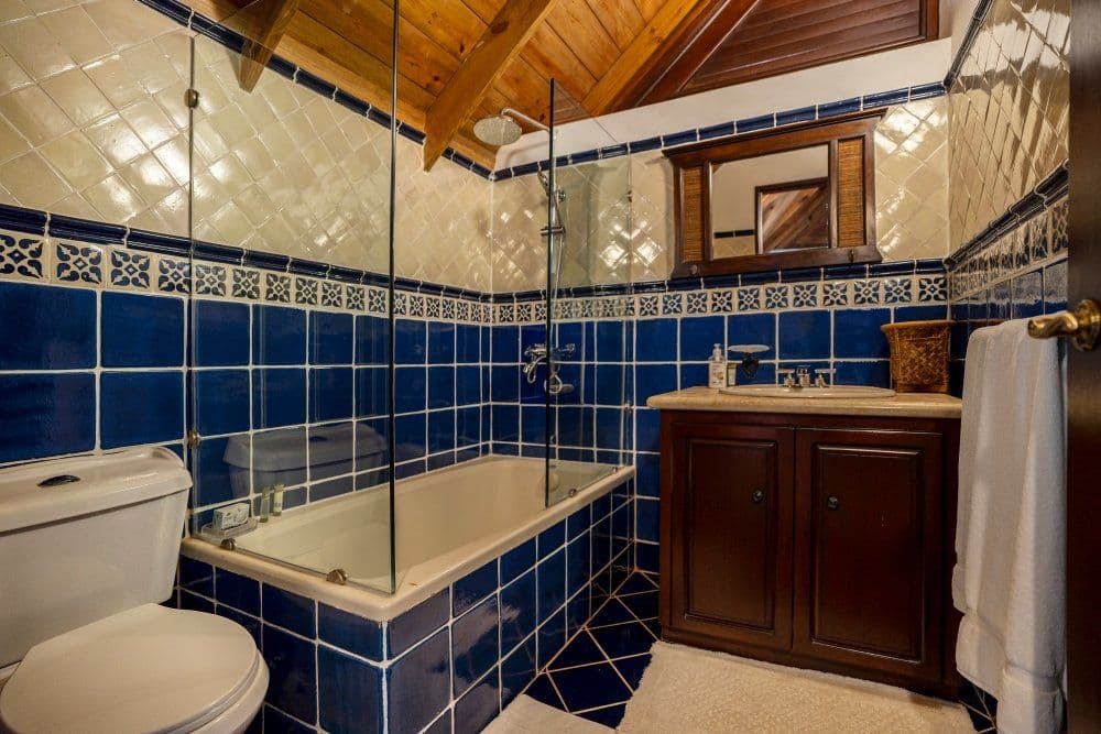 5-Bedroom Oceanfront Villa with 25 m Lap Pool in Sea Horse Ranch — Bathroom