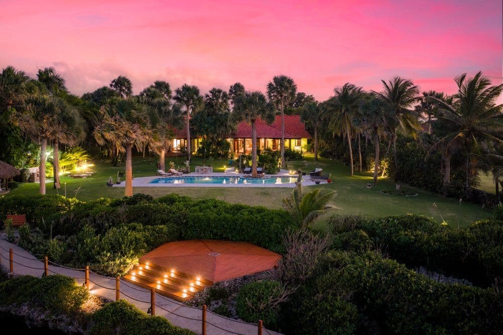 5-Bedroom Oceanfront Villa with 25 m Lap Pool in Sea Horse Ranch — Garden