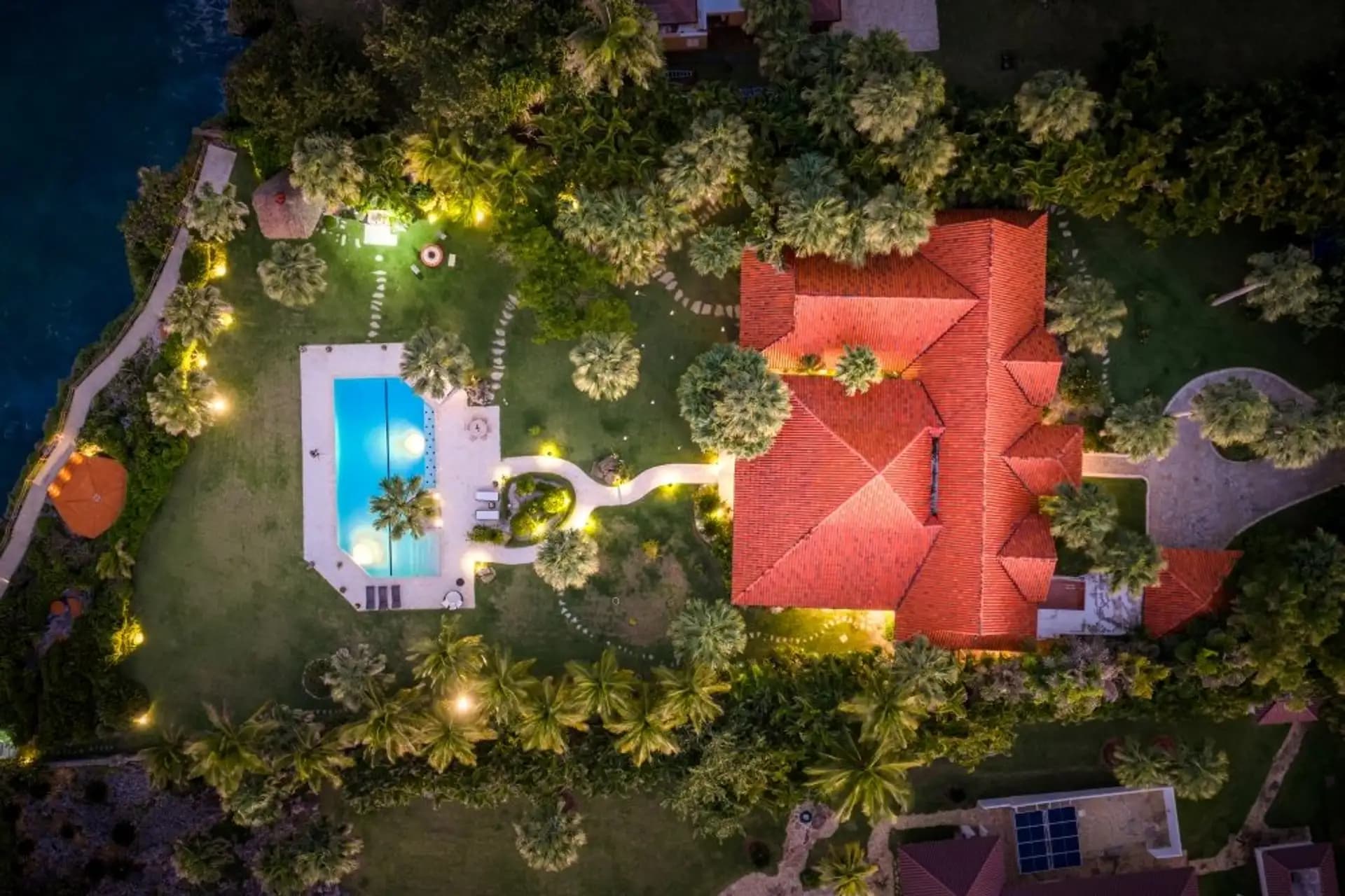 5-Bedroom Oceanfront Villa with 25 m Lap Pool in Sea Horse Ranch — Garden