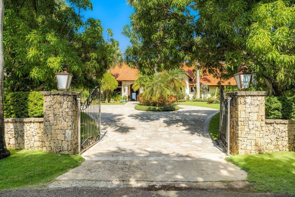 5-Bedroom Oceanfront Villa with 25 m Lap Pool in Sea Horse Ranch — Driveway & parking