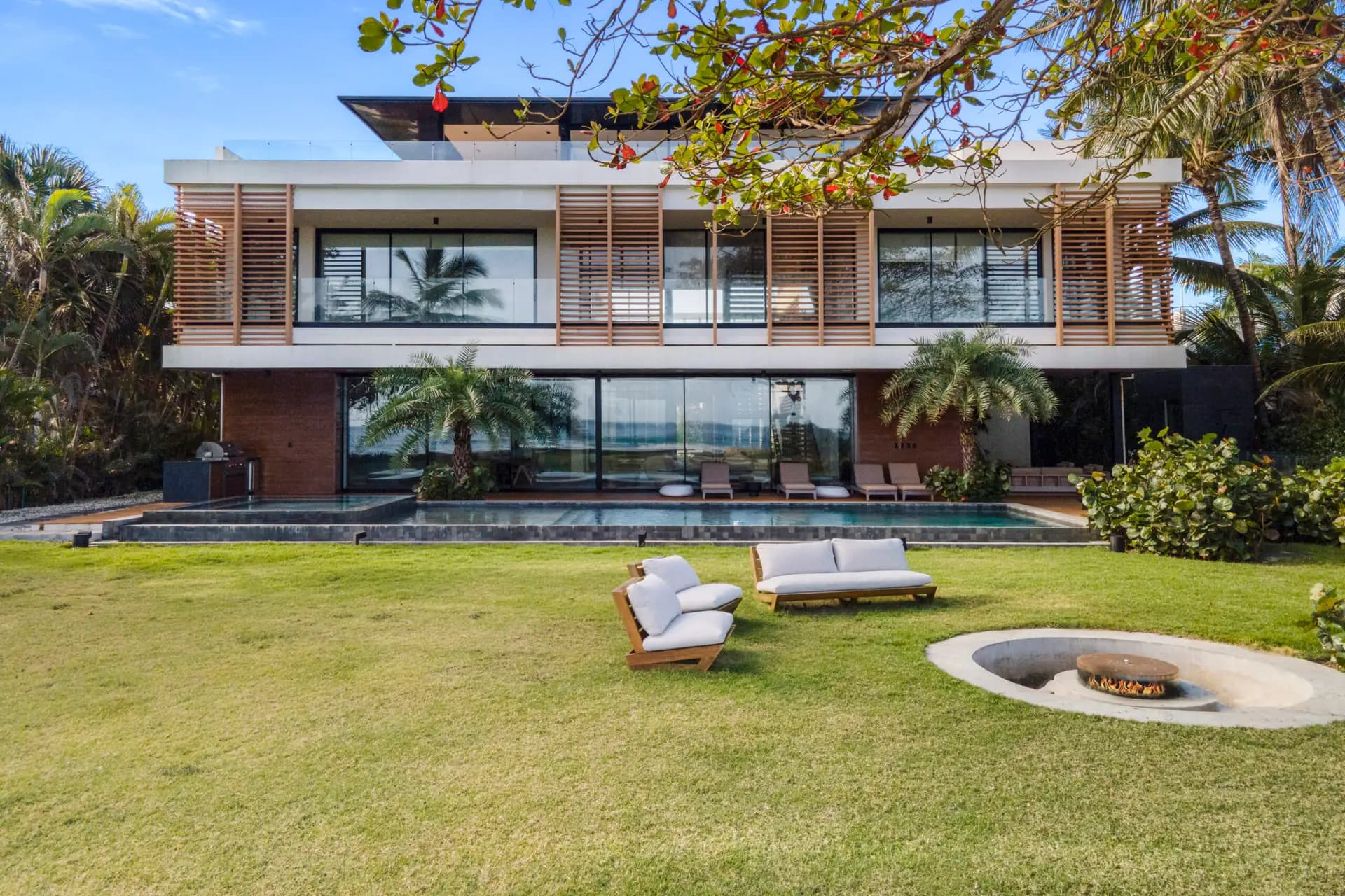 10-Bedroom Beachfront Villa with Infinity Pool in Playa Encuentro, Cabarete