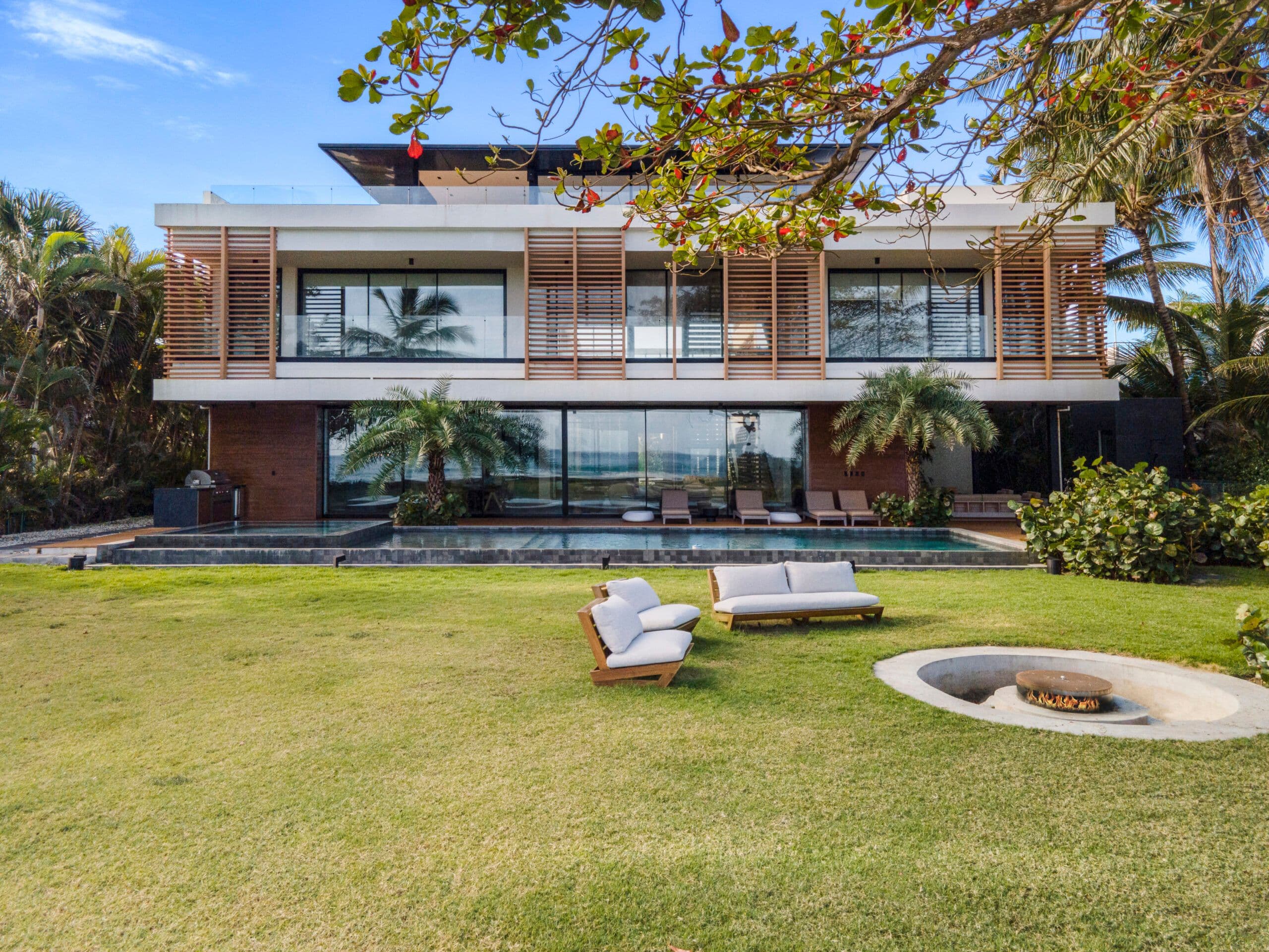 10-Bedroom Beachfront Villa with Infinity Pool in Playa Encuentro — Garden