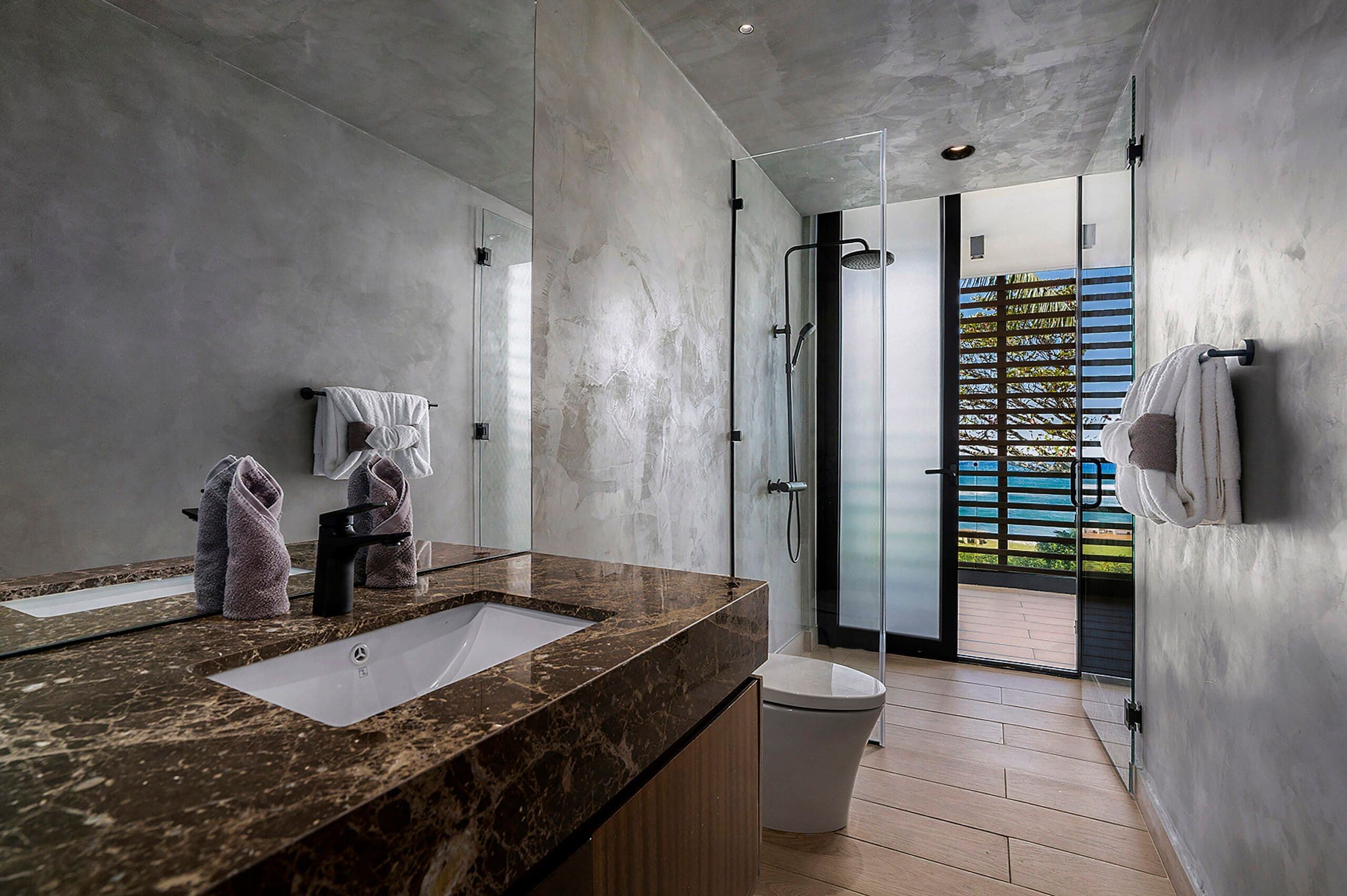 10-Bedroom Beachfront Villa with Infinity Pool in Playa Encuentro — Bathroom