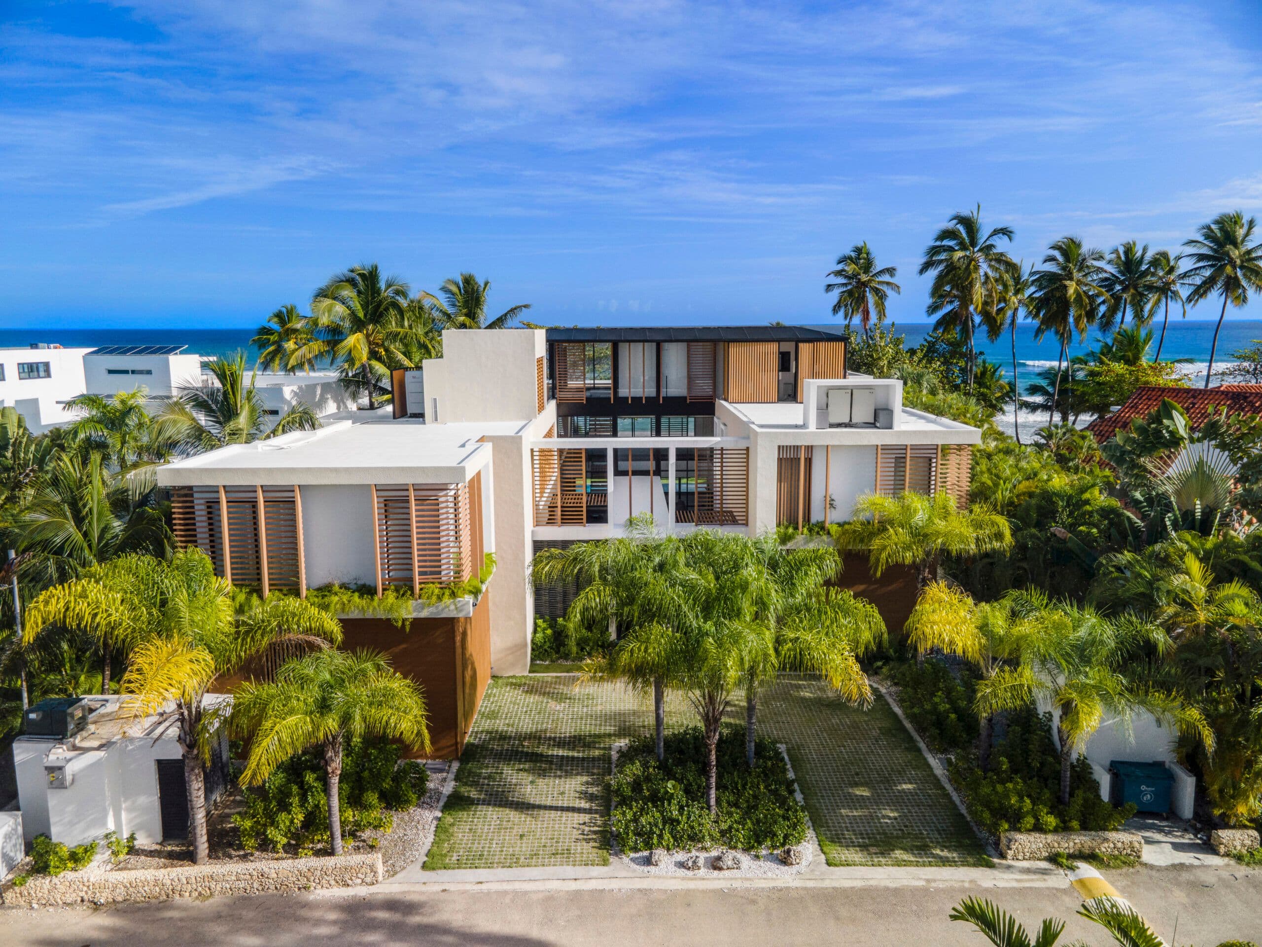 10-Bedroom Beachfront Villa with Infinity Pool in Playa Encuentro — Exterior