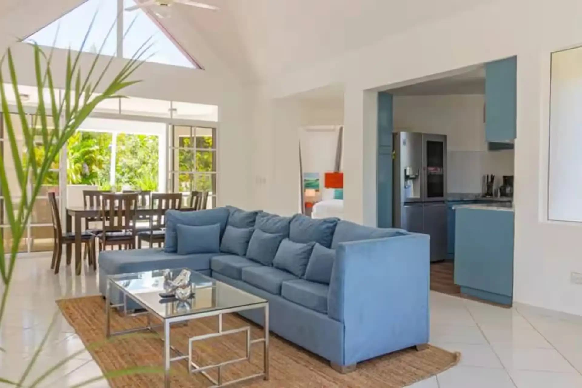 فيلا من 3 غرف نوم مع جناح ضيوف خاص في Casa Linda، Sosúa — Open living & dining area