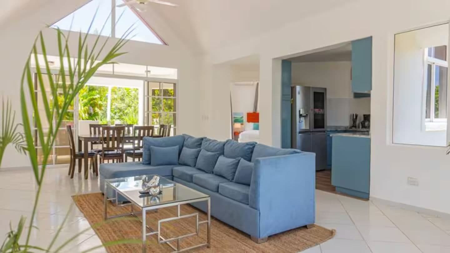 فيلا من 3 غرف نوم مع جناح ضيوف خاص في Casa Linda، Sosúa — Open living & dining area