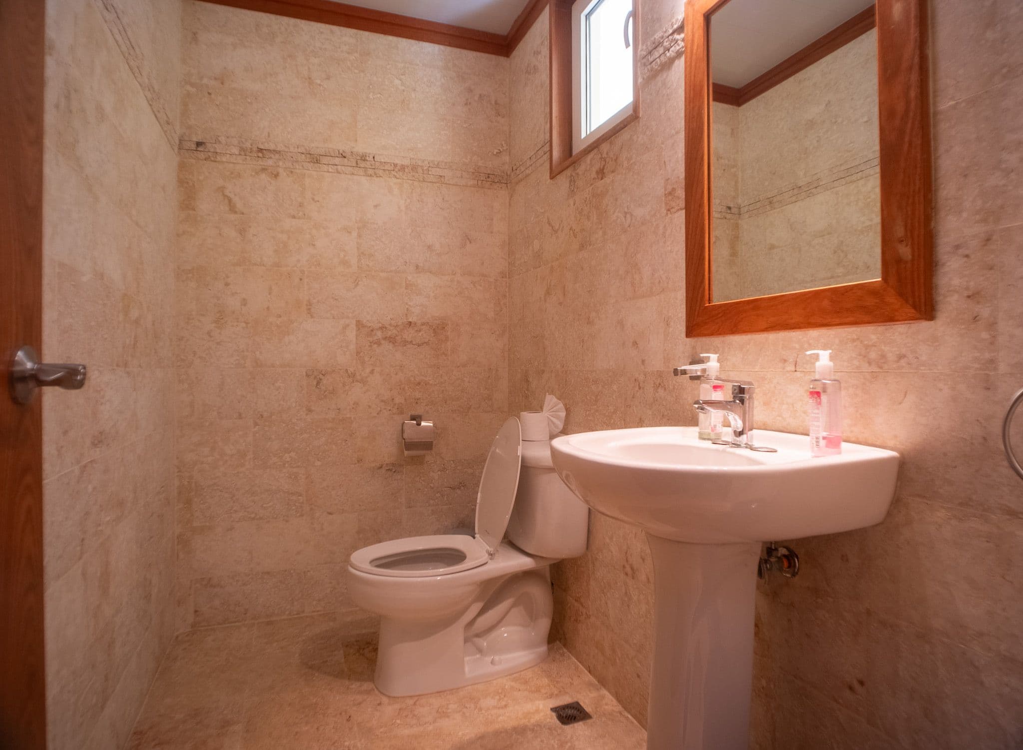 2-Bedroom Ocean View Apartment in Hispaniola Beach, Sosúa — Guest toilet
