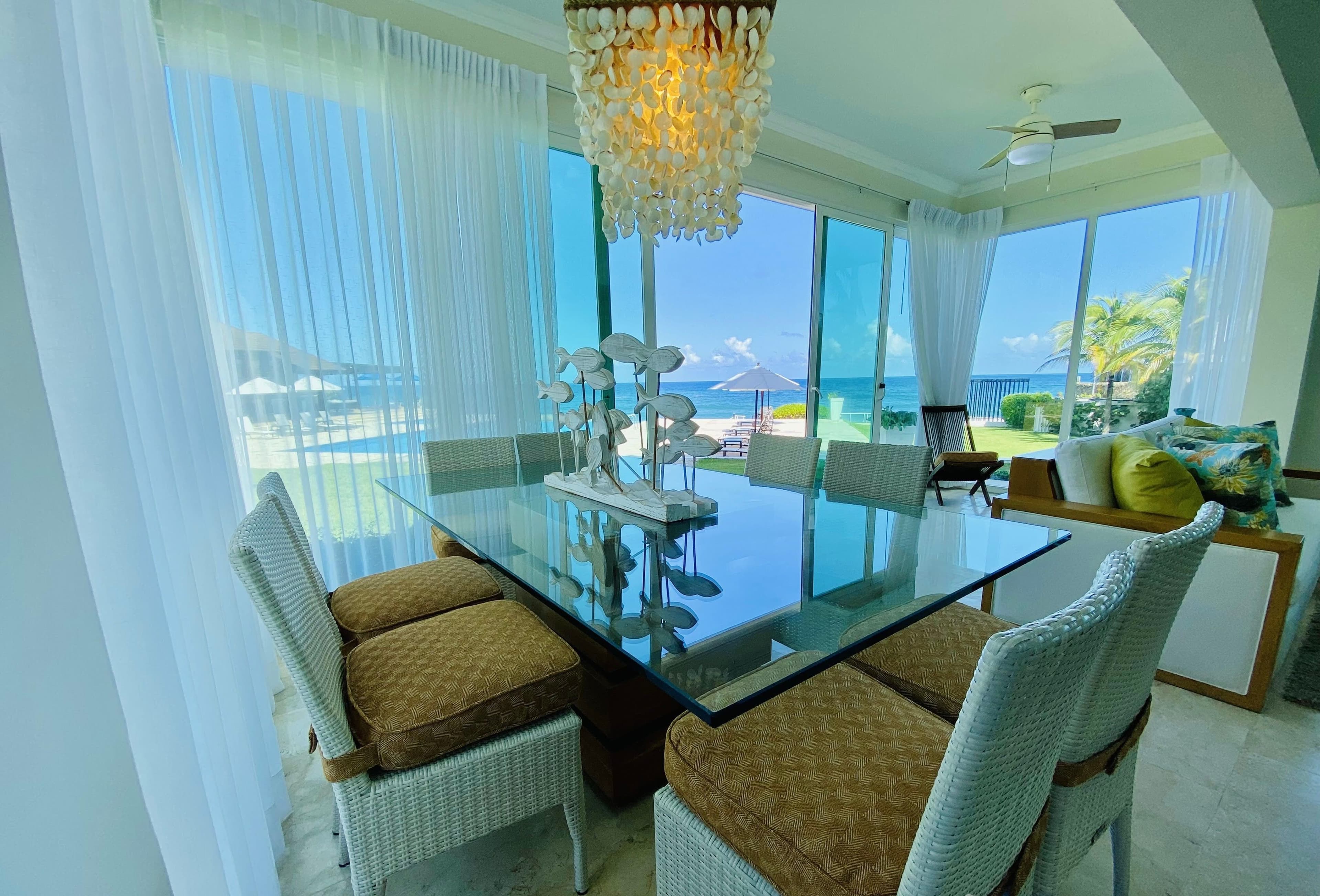 3-Bedroom Beachfront Apartment with Ocean Views in Laguna Beach, Sosúa — Dining room
