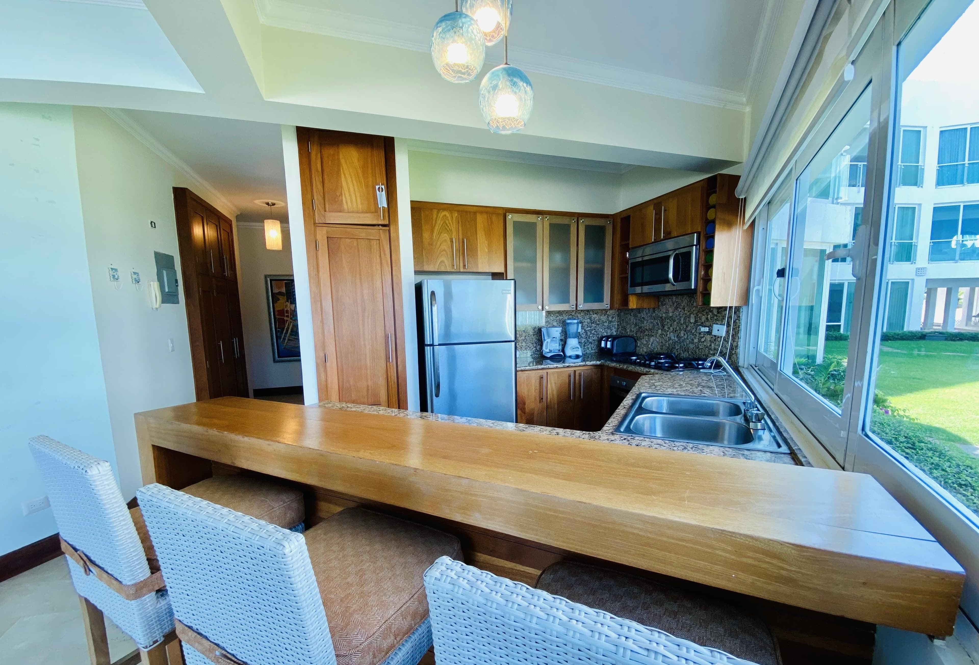 3-Bedroom Beachfront Apartment with Ocean Views in Laguna Beach, Sosúa — Kitchen