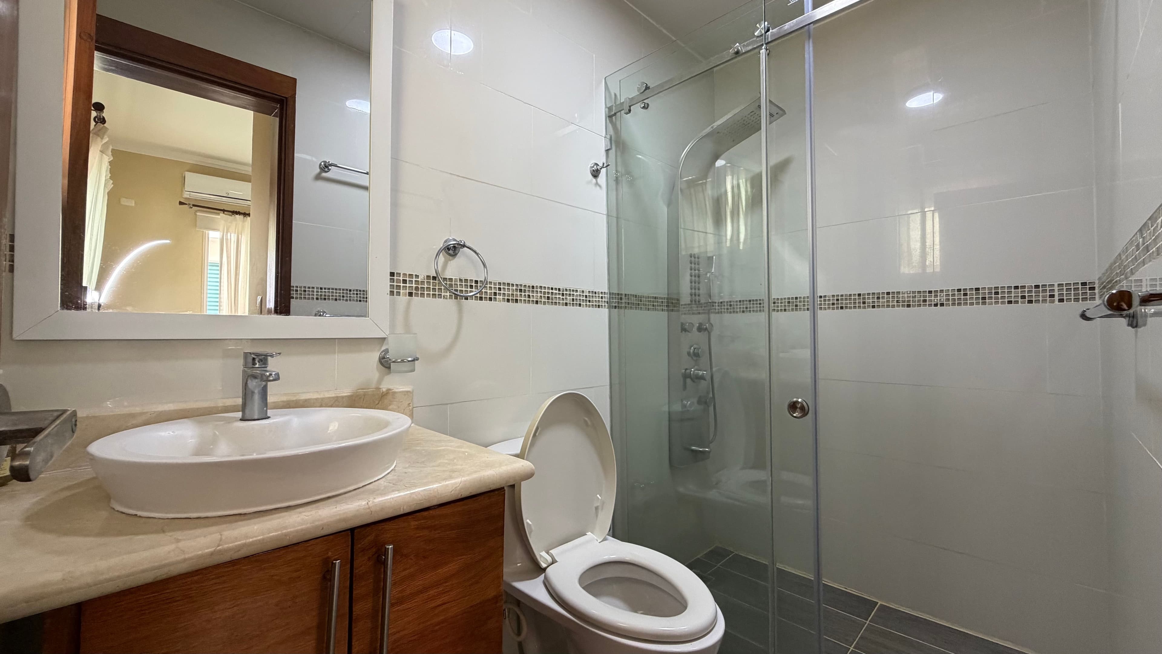 Wohnung am Meer mit 2 Schlafzimmern und Infinity-Pool in Bayrock, Sosúa — Bad