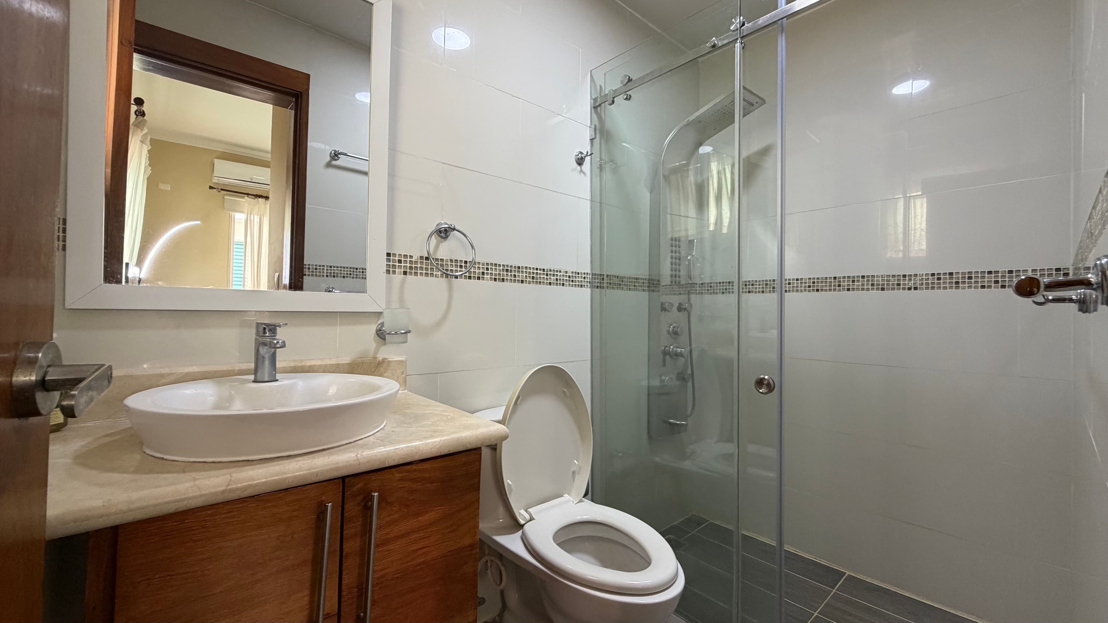 Wohnung am Meer mit 2 Schlafzimmern und Infinity-Pool in Bayrock, Sosúa — Bad