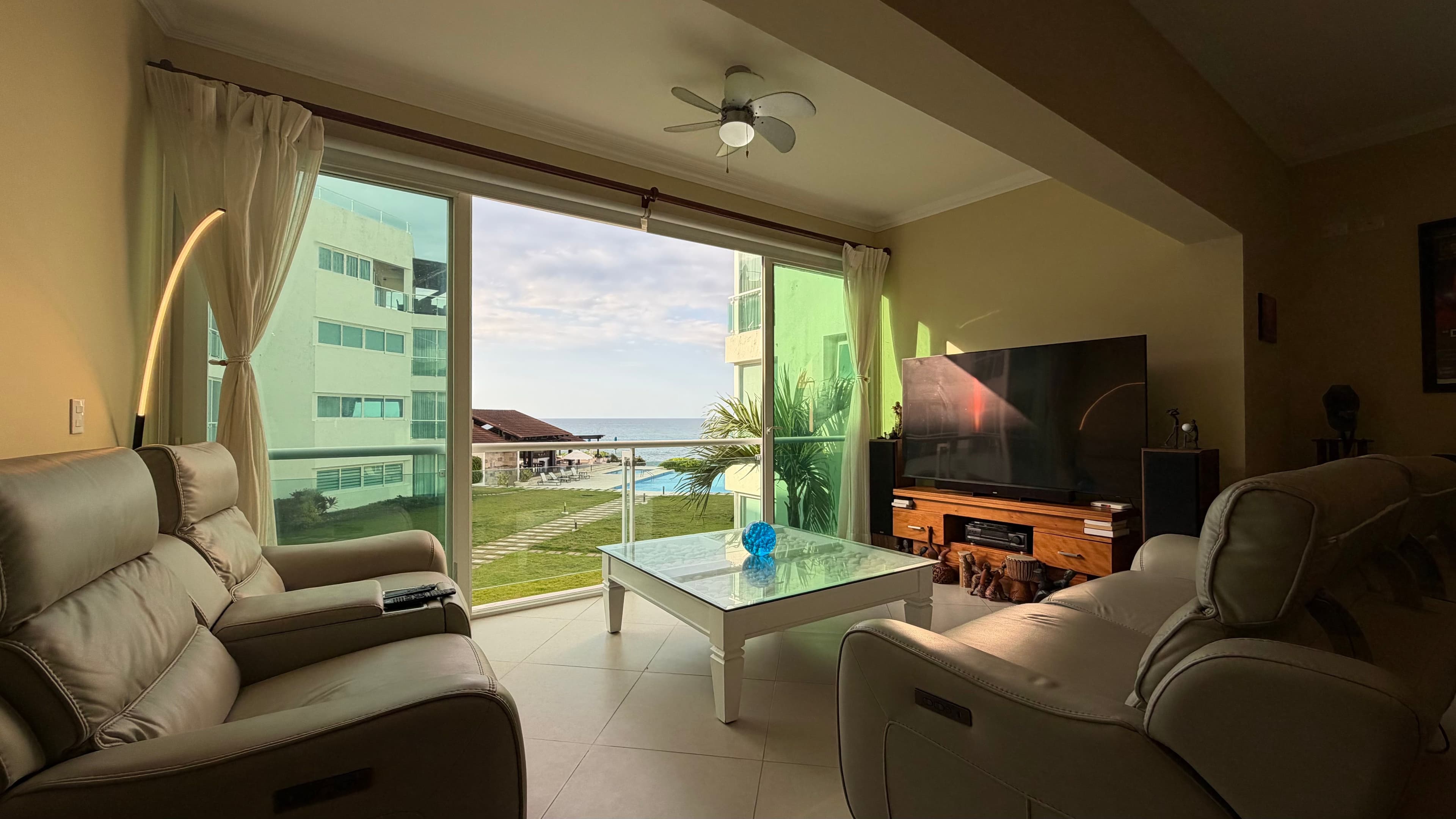 Wohnung am Meer mit 2 Schlafzimmern und Infinity-Pool in Bayrock, Sosúa — Wohnzimmer