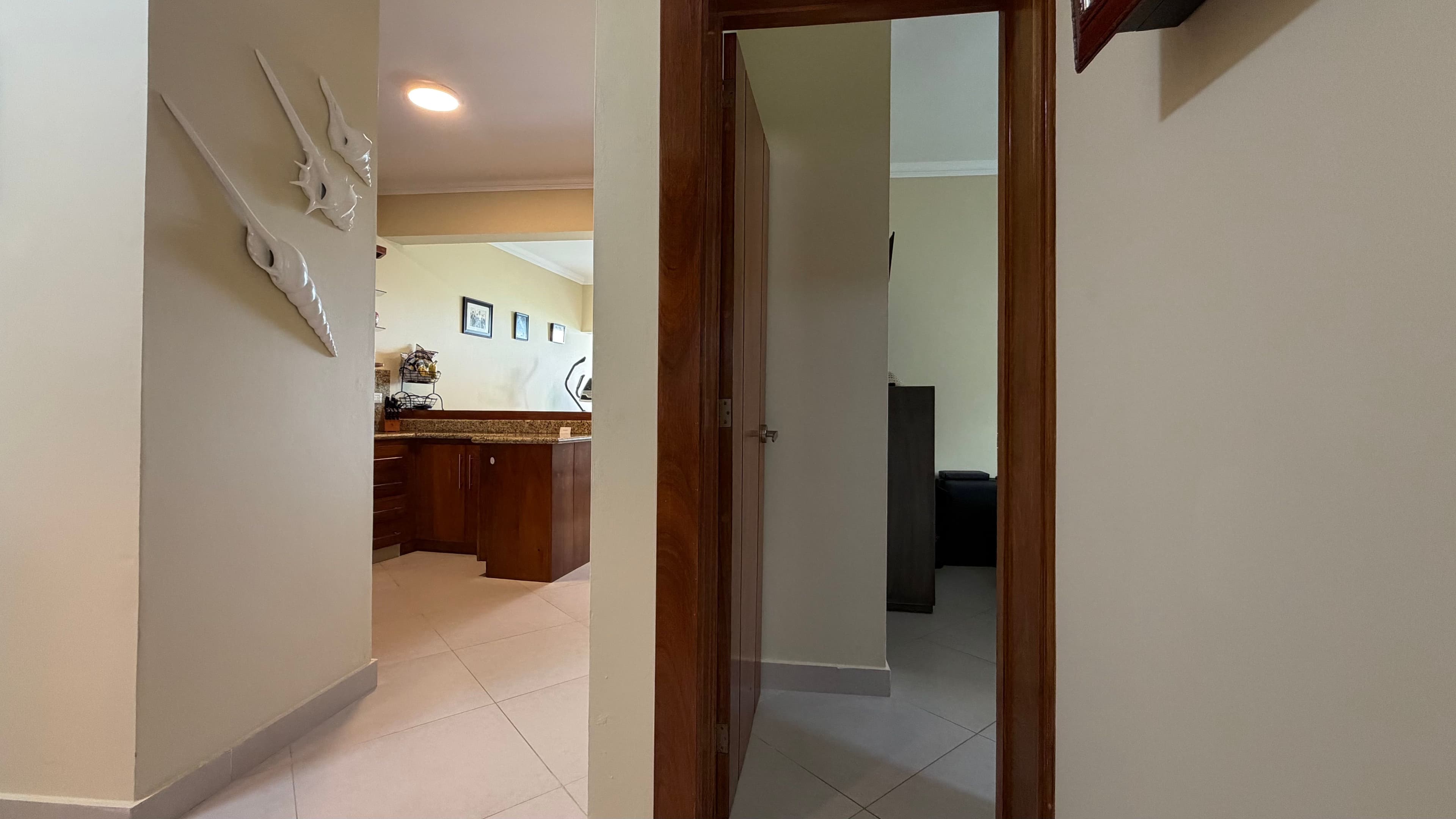 Wohnung am Meer mit 2 Schlafzimmern und Infinity-Pool in Bayrock, Sosúa — Flur