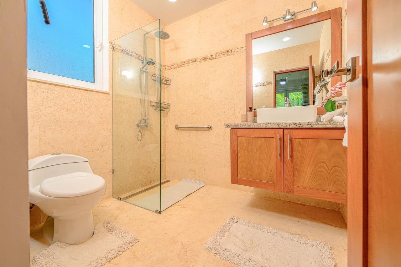 2-Bedroom Ocean-View Apartment at Hispaniola Beach, Sosúa — Bathroom