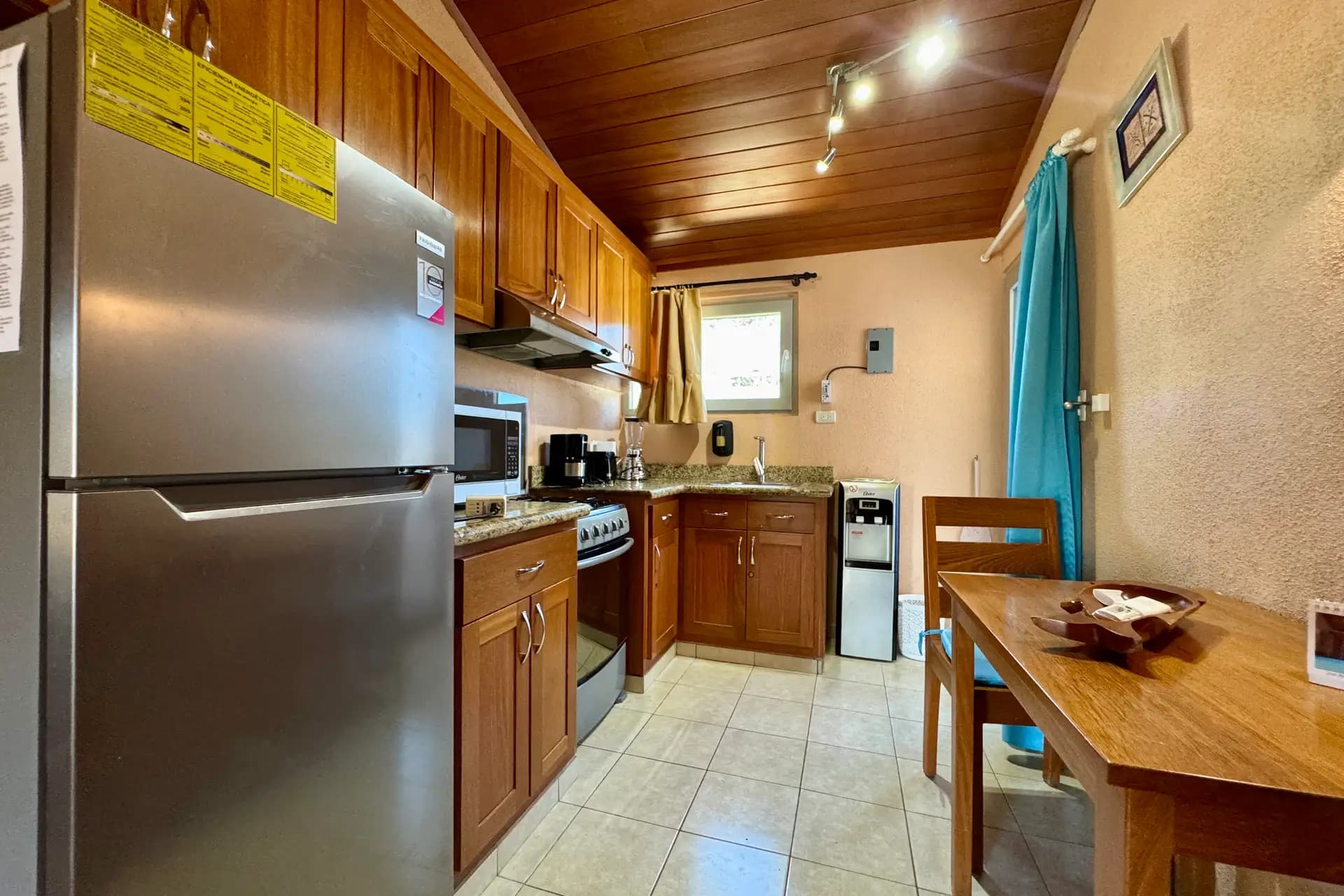 Studio de standing avec finitions en chêne brésilien et vue piscine à Sosúa — Kitchen