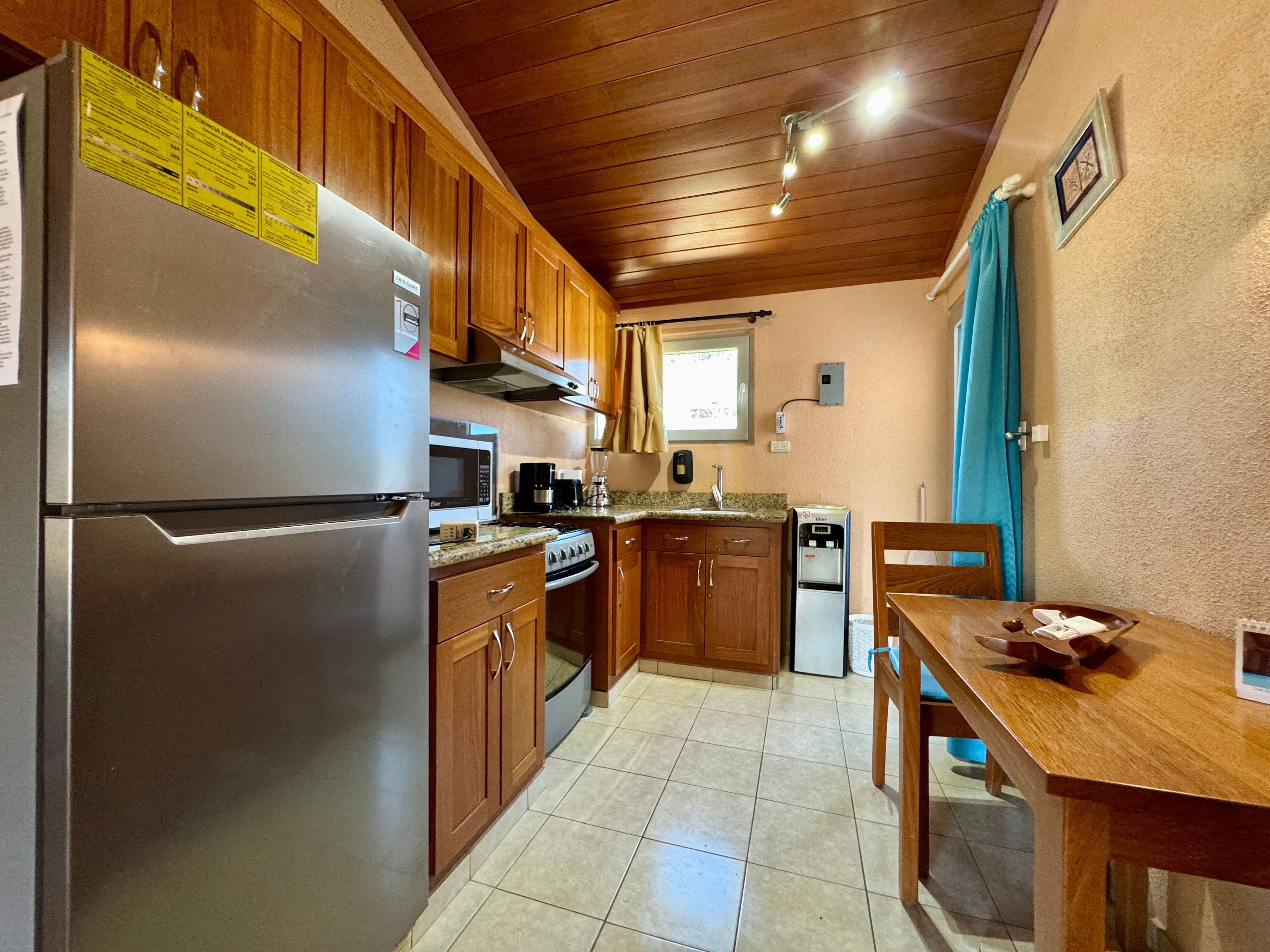 Studio de standing avec finitions en chêne brésilien et vue piscine à Sosúa — Kitchen