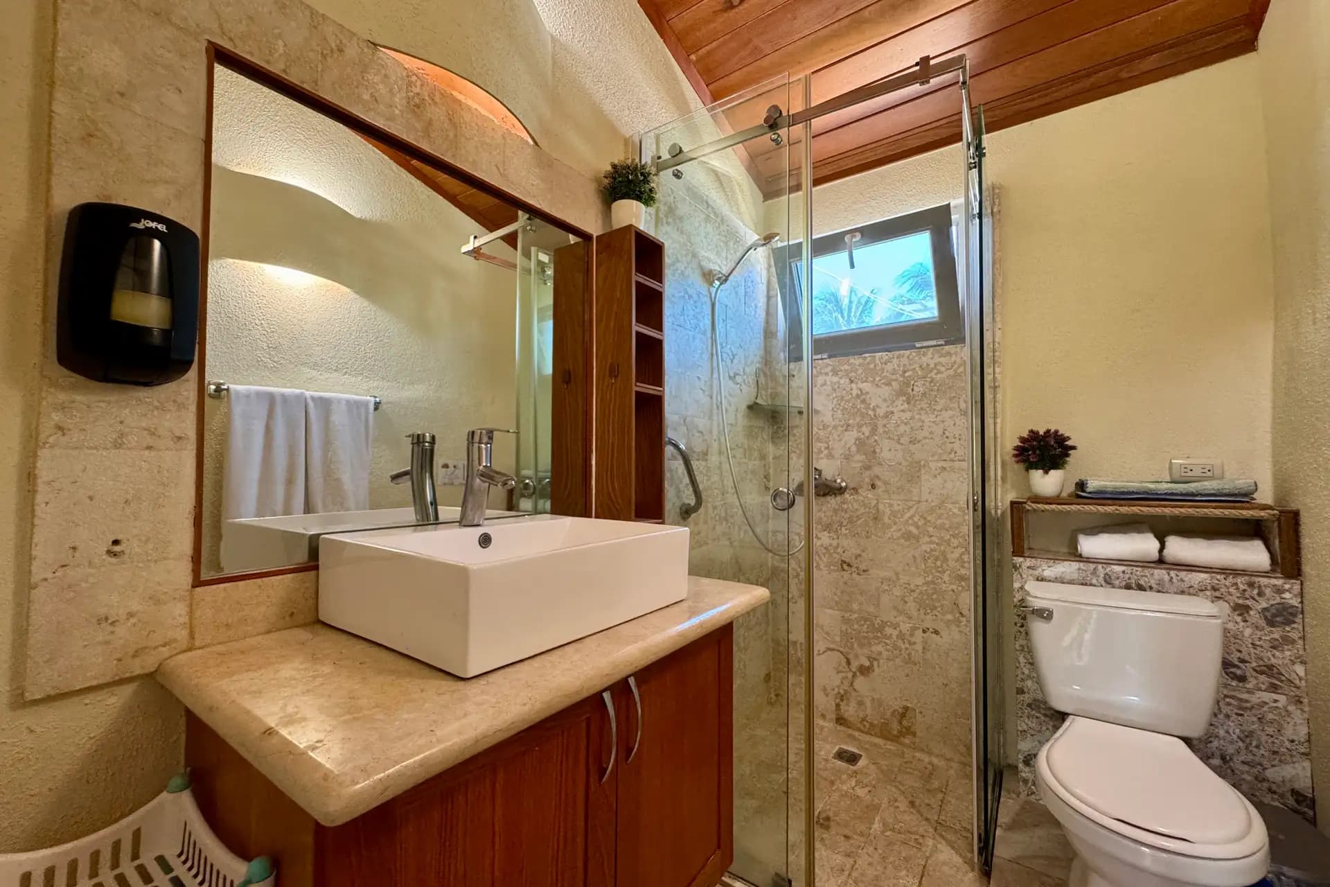 Studio de standing avec finitions en chêne brésilien et vue piscine à Sosúa — Bathroom