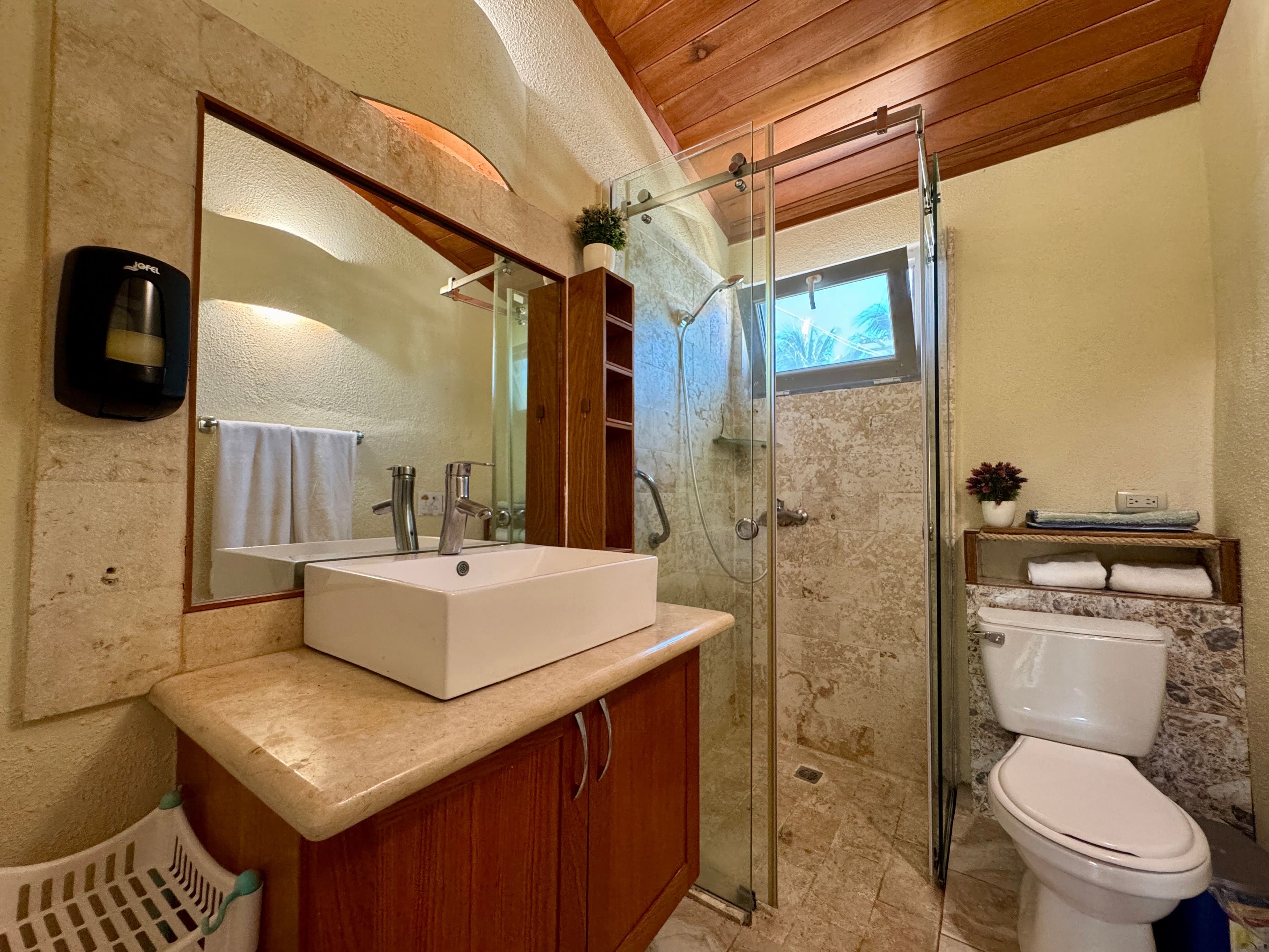 Studio de standing avec finitions en chêne brésilien et vue piscine à Sosúa — Bathroom
