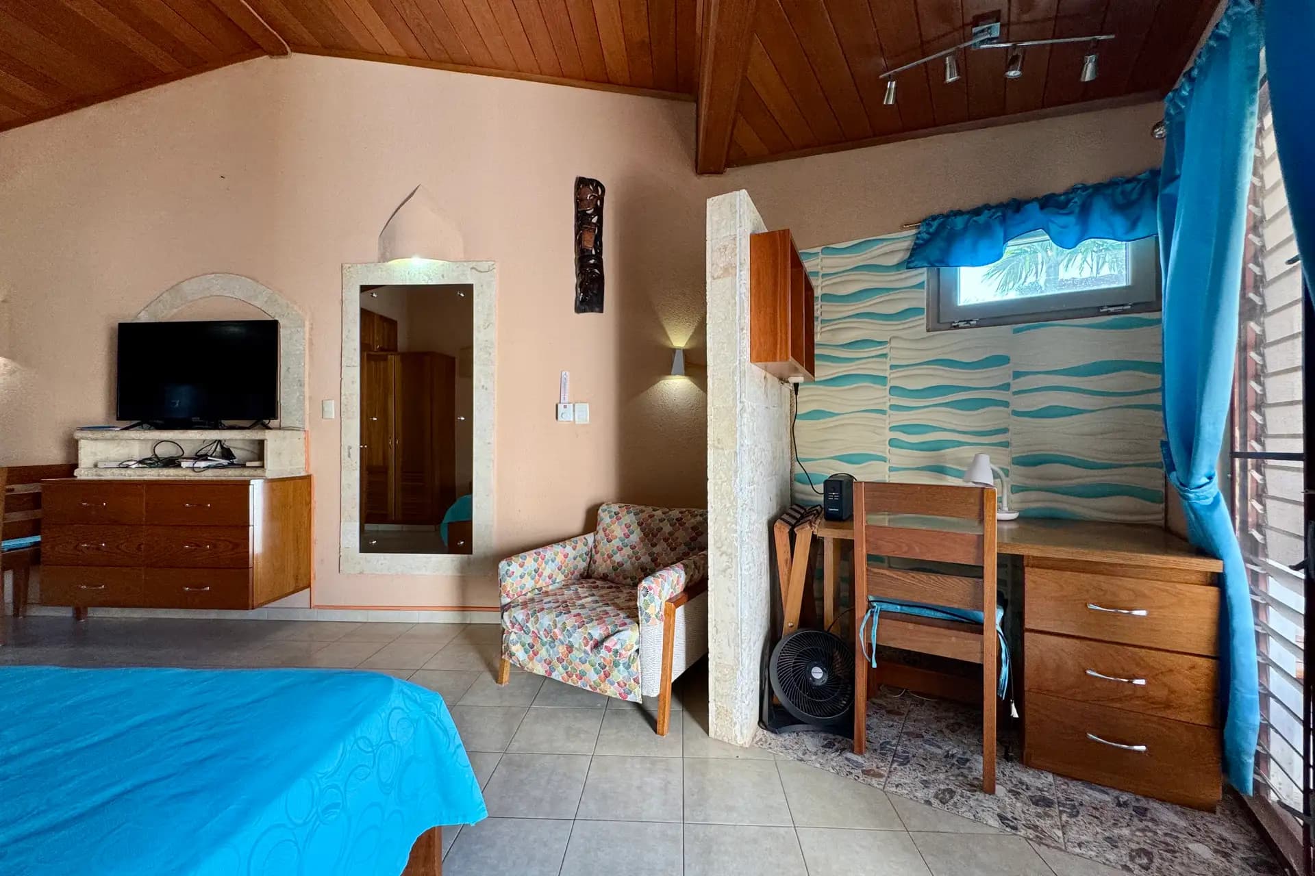 Studio de standing avec finitions en chêne brésilien et vue piscine à Sosúa — Bedroom