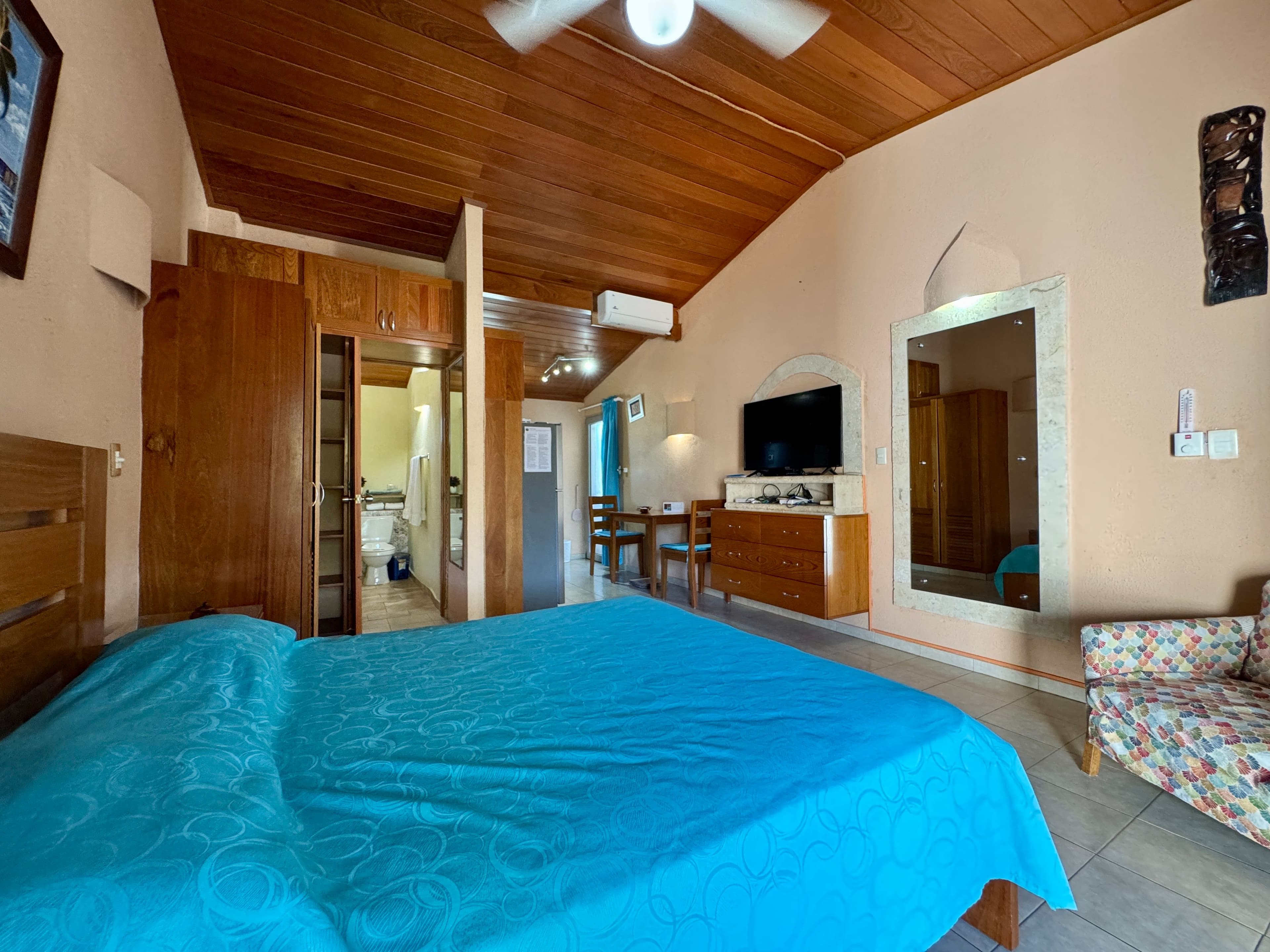 Studio de standing avec finitions en chêne brésilien et vue piscine à Sosúa — Bedroom