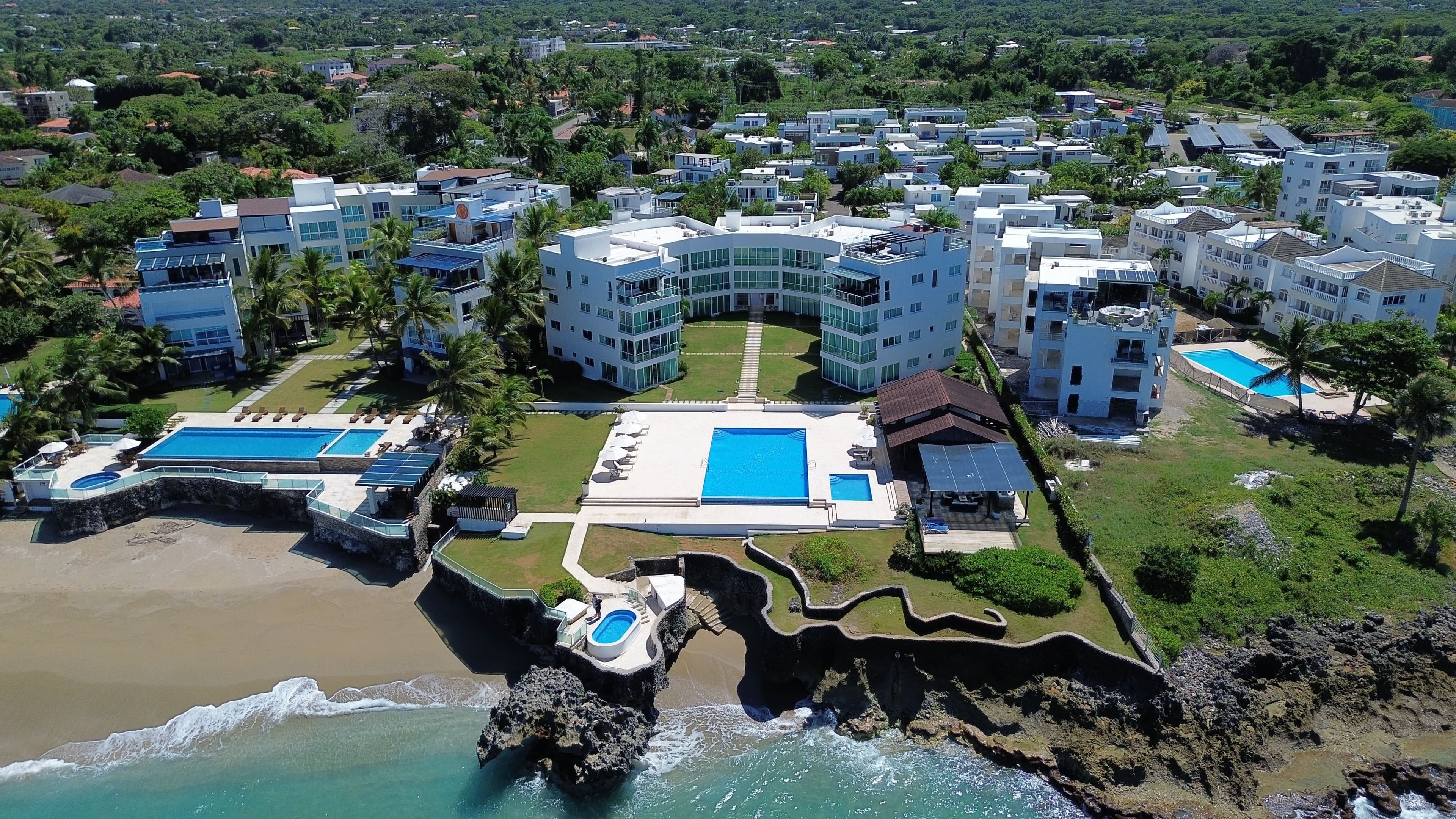 4-Bedroom Oceanfront Penthouse with Rooftop Terrace in Sosúa — Exterior