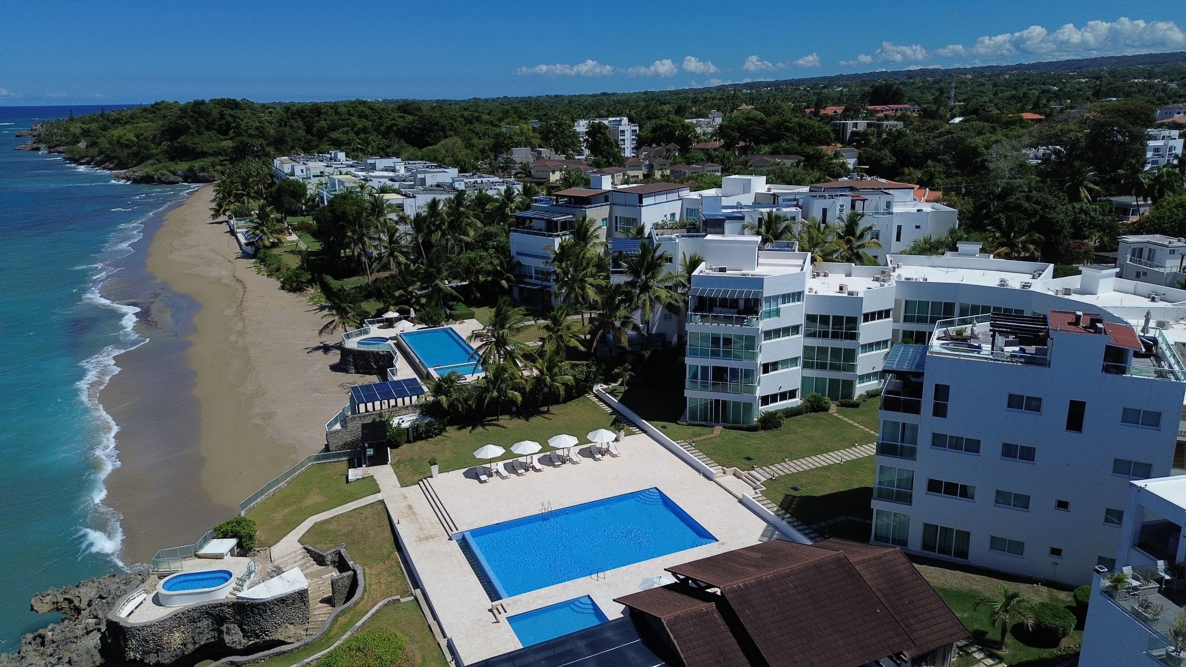 4-Bedroom Oceanfront Penthouse with Rooftop Terrace in Sosúa — مسبح