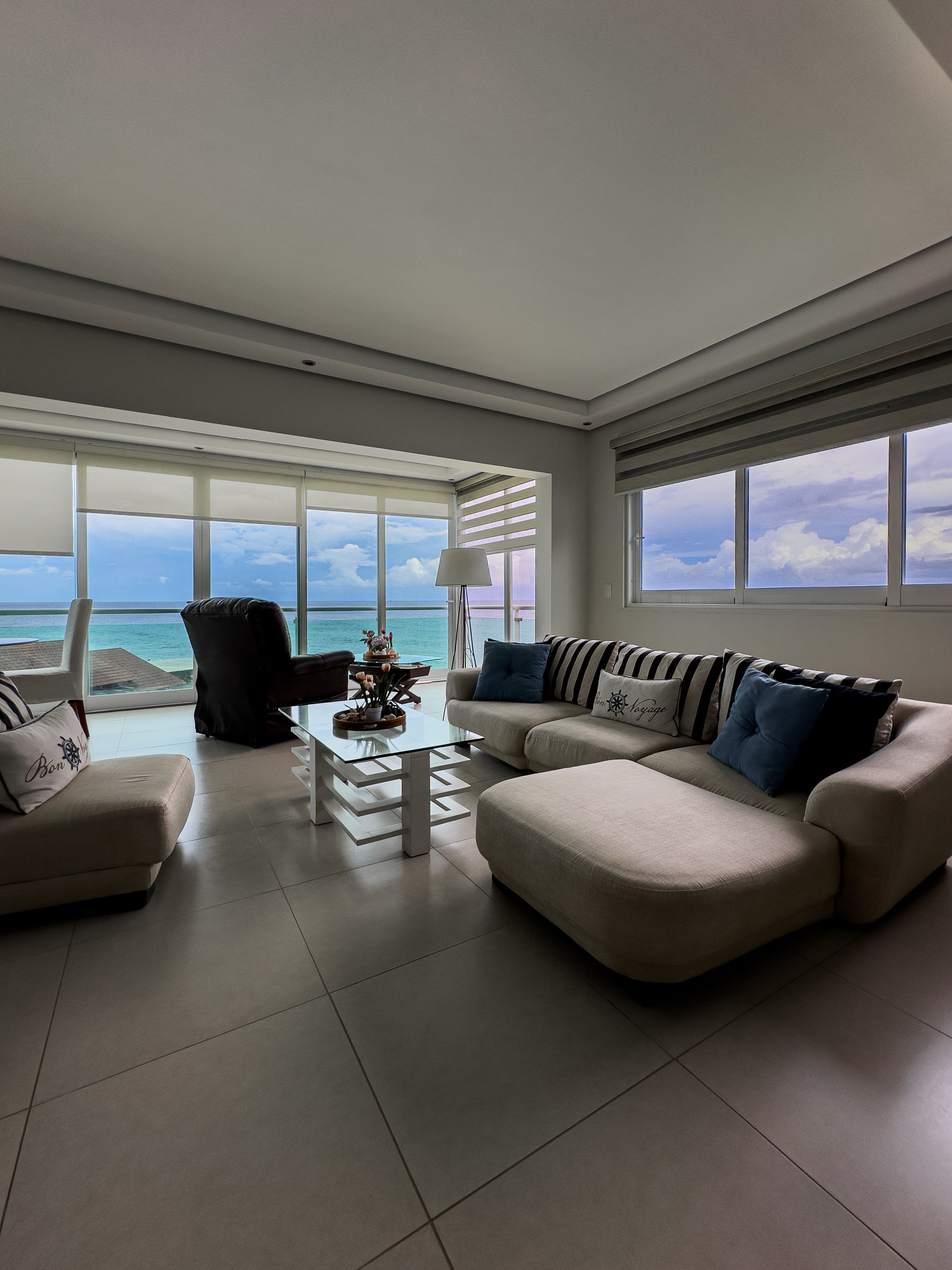 4-Bedroom Oceanfront Penthouse with Rooftop Terrace in Sosúa — Living room