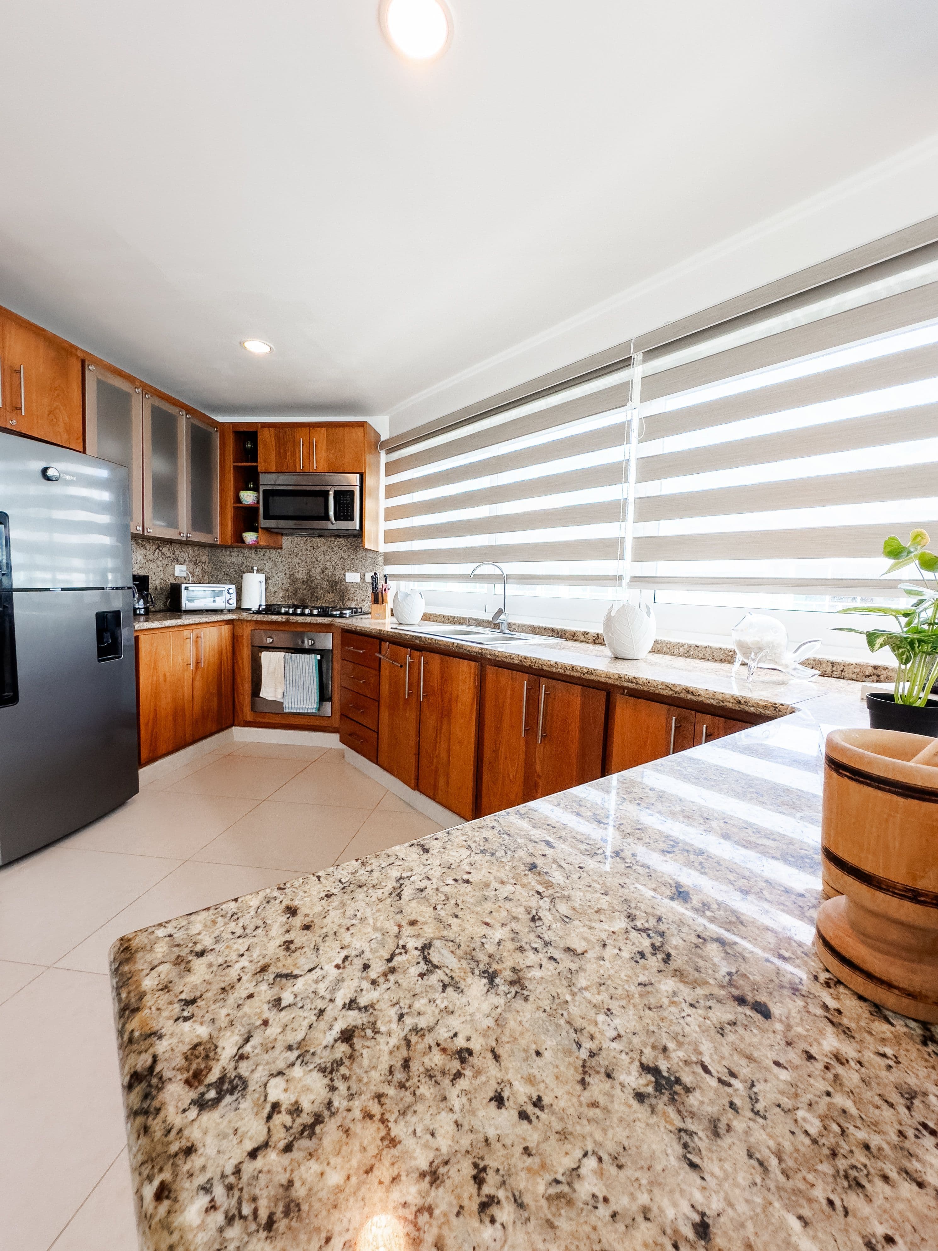 4-Bedroom Oceanfront Penthouse with Rooftop Terrace in Sosúa — Kitchen