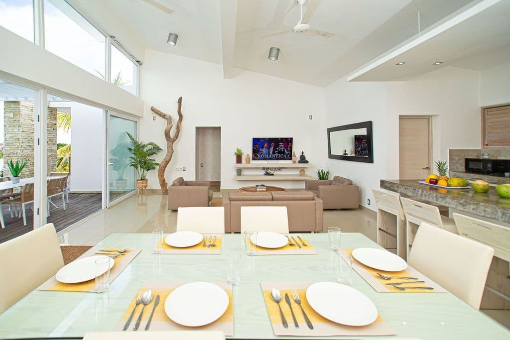 Вілла з 3 спальнями, гідромасажним басейном і водоспадом в Agua Dulce, Sosúa — Open living & dining area