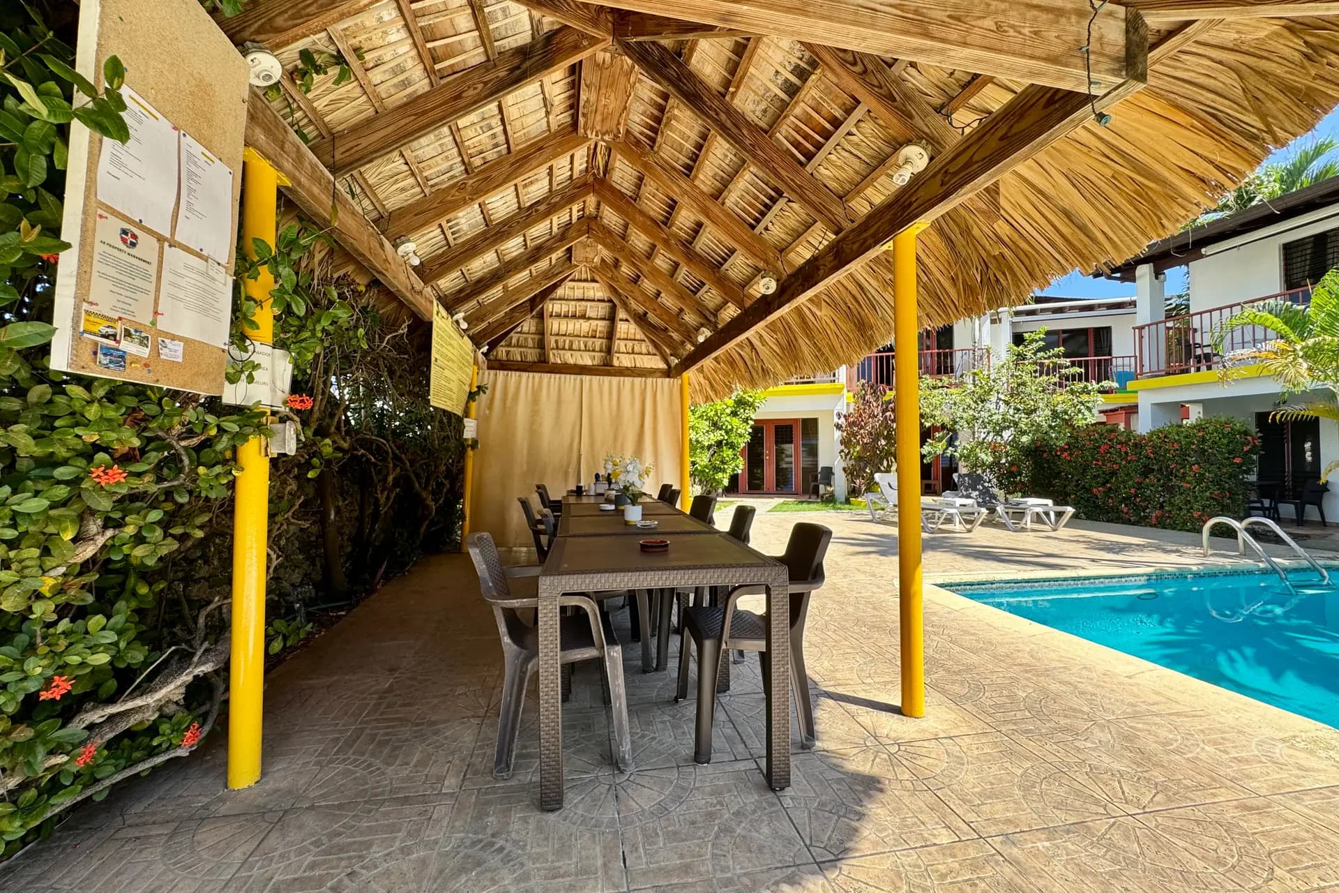 Möbliertes Studio mit Balkon und Poolblick im Zentrum von Sosúa — Terrasse