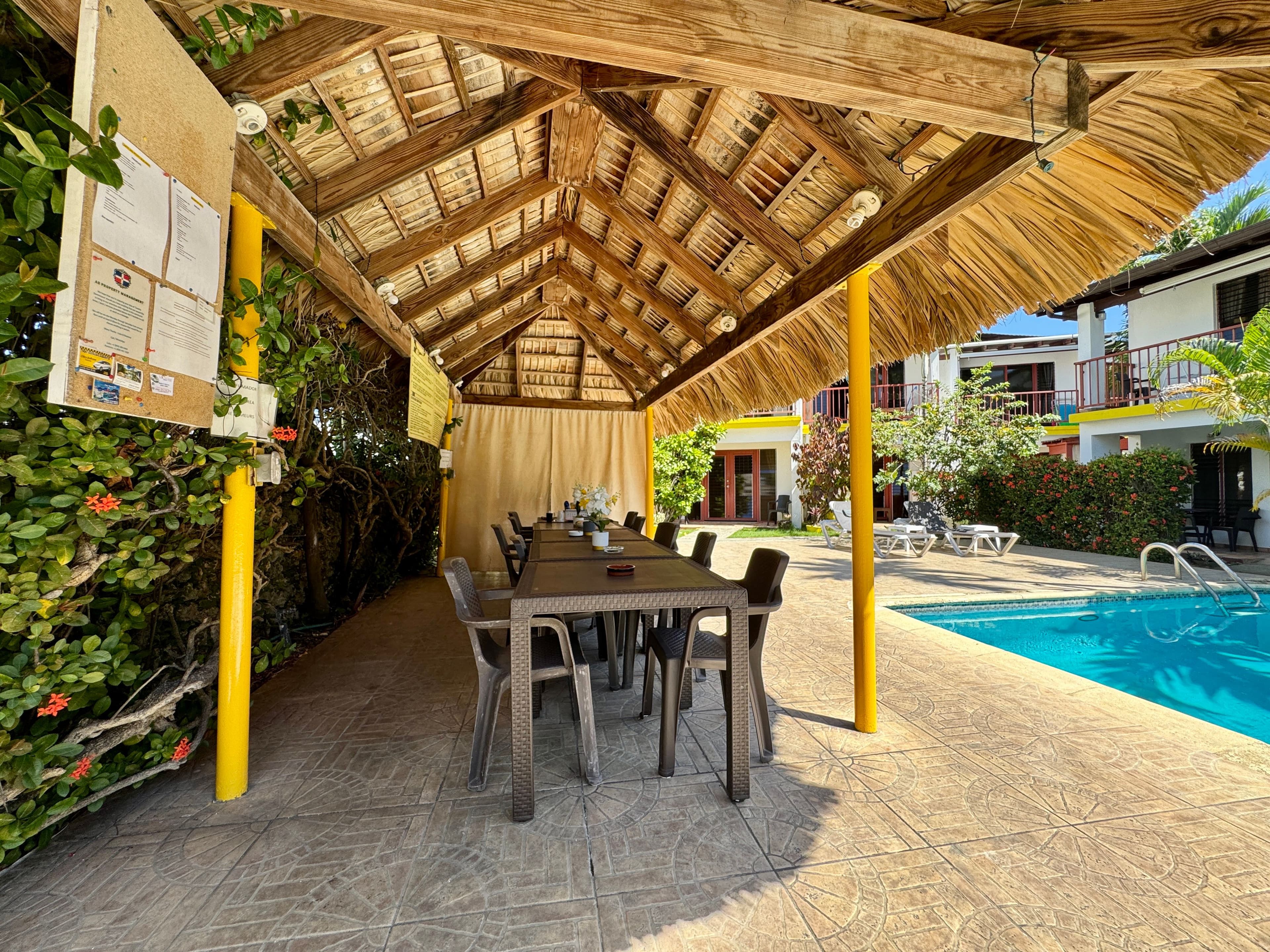 Möbliertes Studio mit Balkon und Poolblick im Zentrum von Sosúa — Terrasse