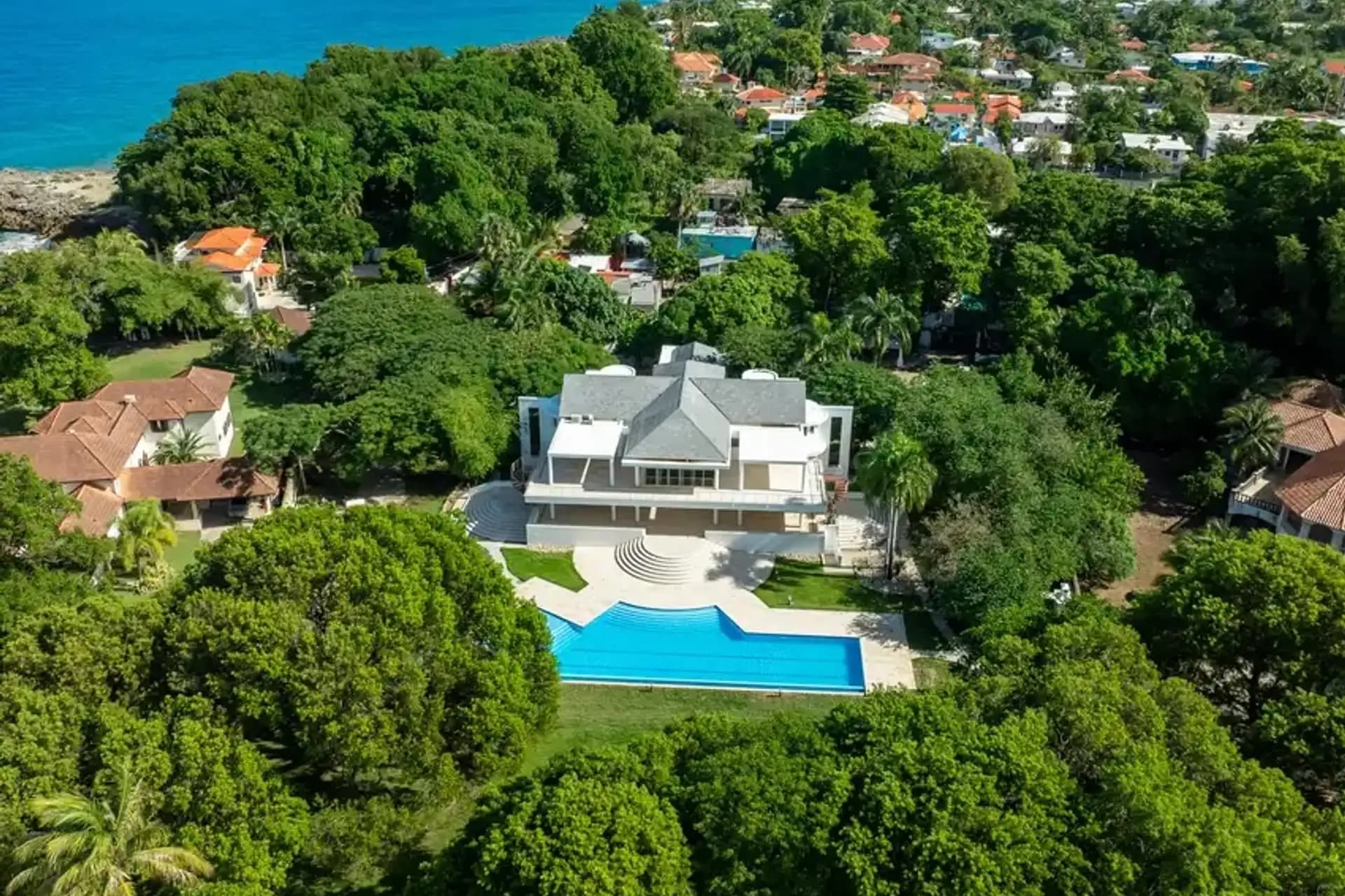 6-Bedroom Oceanfront Estate with Private Beach Access in Sosúa — Exterior
