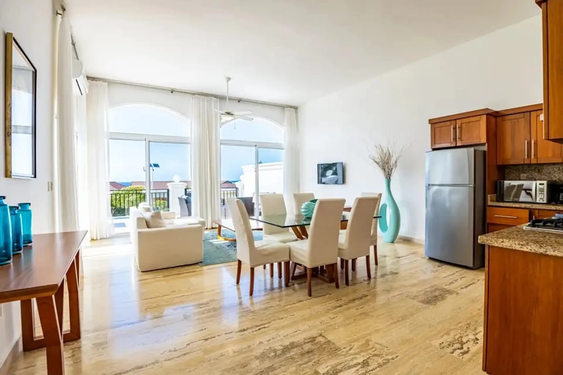 Wohnung mit 2 Schlafzimmern, Meerblick und Eigentümerfinanzierung in Sosúa — Offener Wohn-/Essbereich