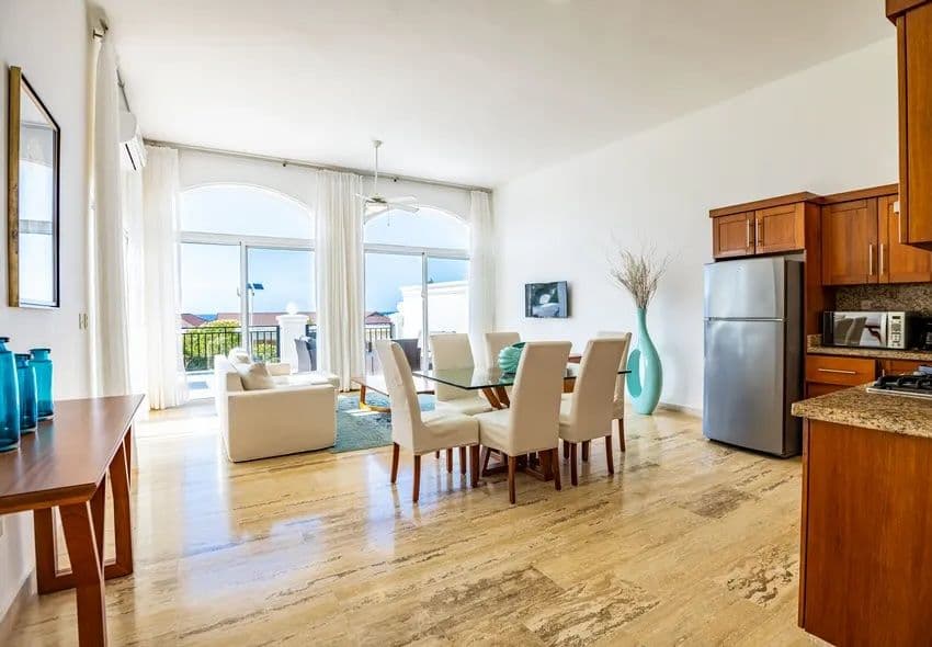 Wohnung mit 2 Schlafzimmern, Meerblick und Eigentümerfinanzierung in Sosúa — Offener Wohn-/Essbereich