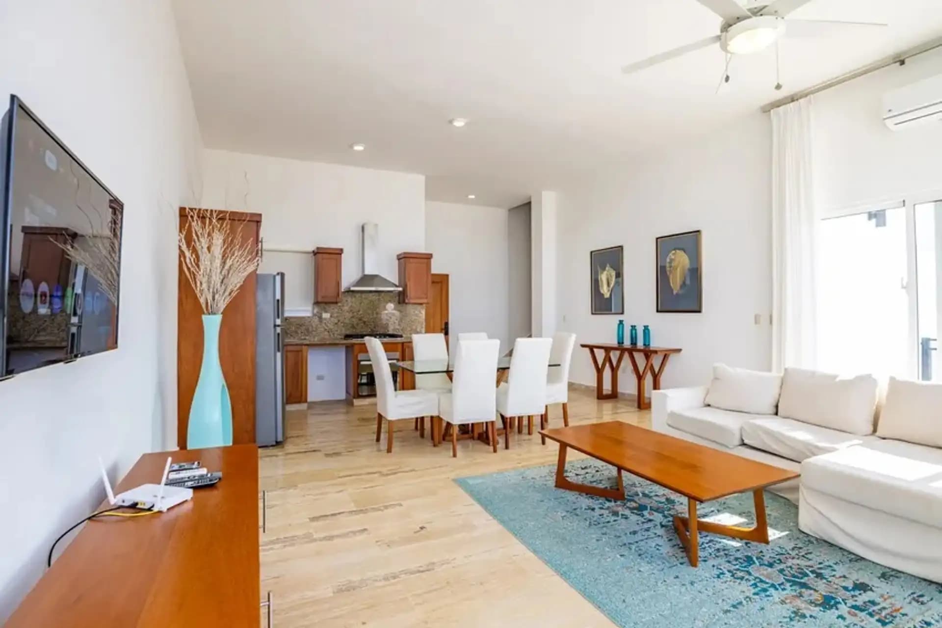 Wohnung mit 2 Schlafzimmern, Meerblick und Eigentümerfinanzierung in Sosúa — Offener Wohn-/Essbereich