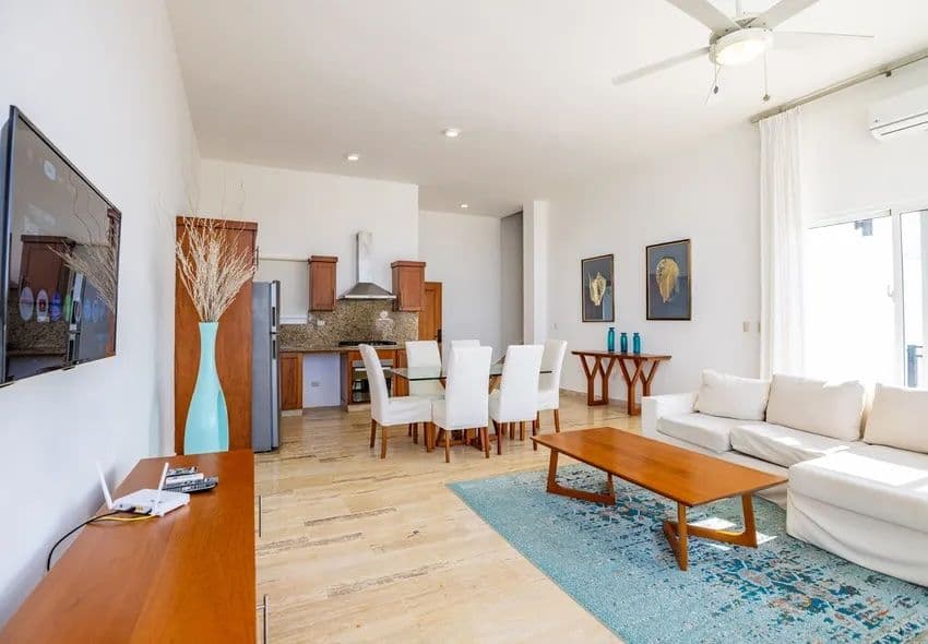 Wohnung mit 2 Schlafzimmern, Meerblick und Eigentümerfinanzierung in Sosúa — Offener Wohn-/Essbereich