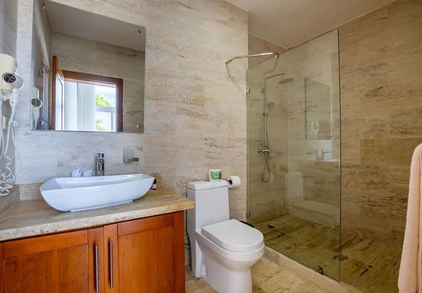 1-Bedroom Ocean View Apartment with 137 m² of Space in Sosúa — Bathroom