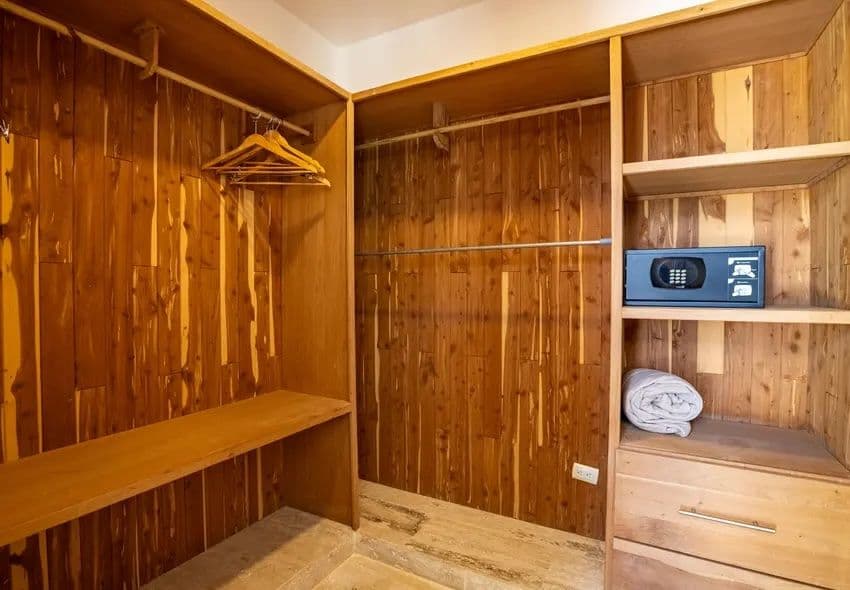 1-Bedroom Ocean View Apartment with 137 m² of Space in Sosúa — Walk-in closet