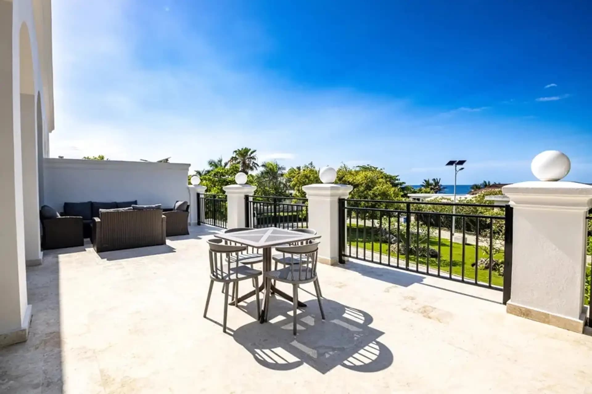 1-Bedroom Ocean View Apartment with 137 m² of Space in Sosúa — Terrace