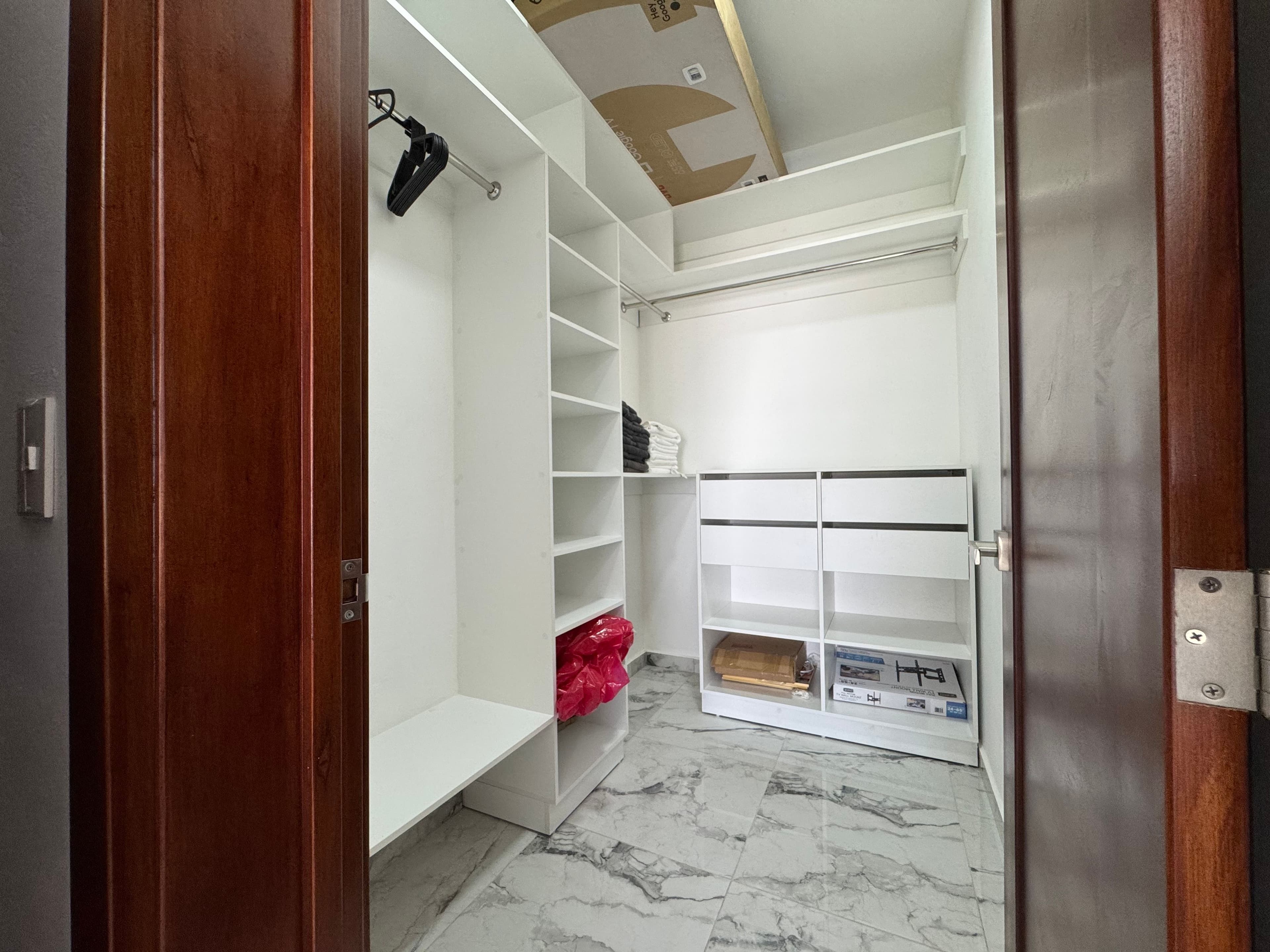 فيلا جديدة من 3 غرف نوم مع مسبح خاص في Sosúa Ocean Village — Walk-in closet