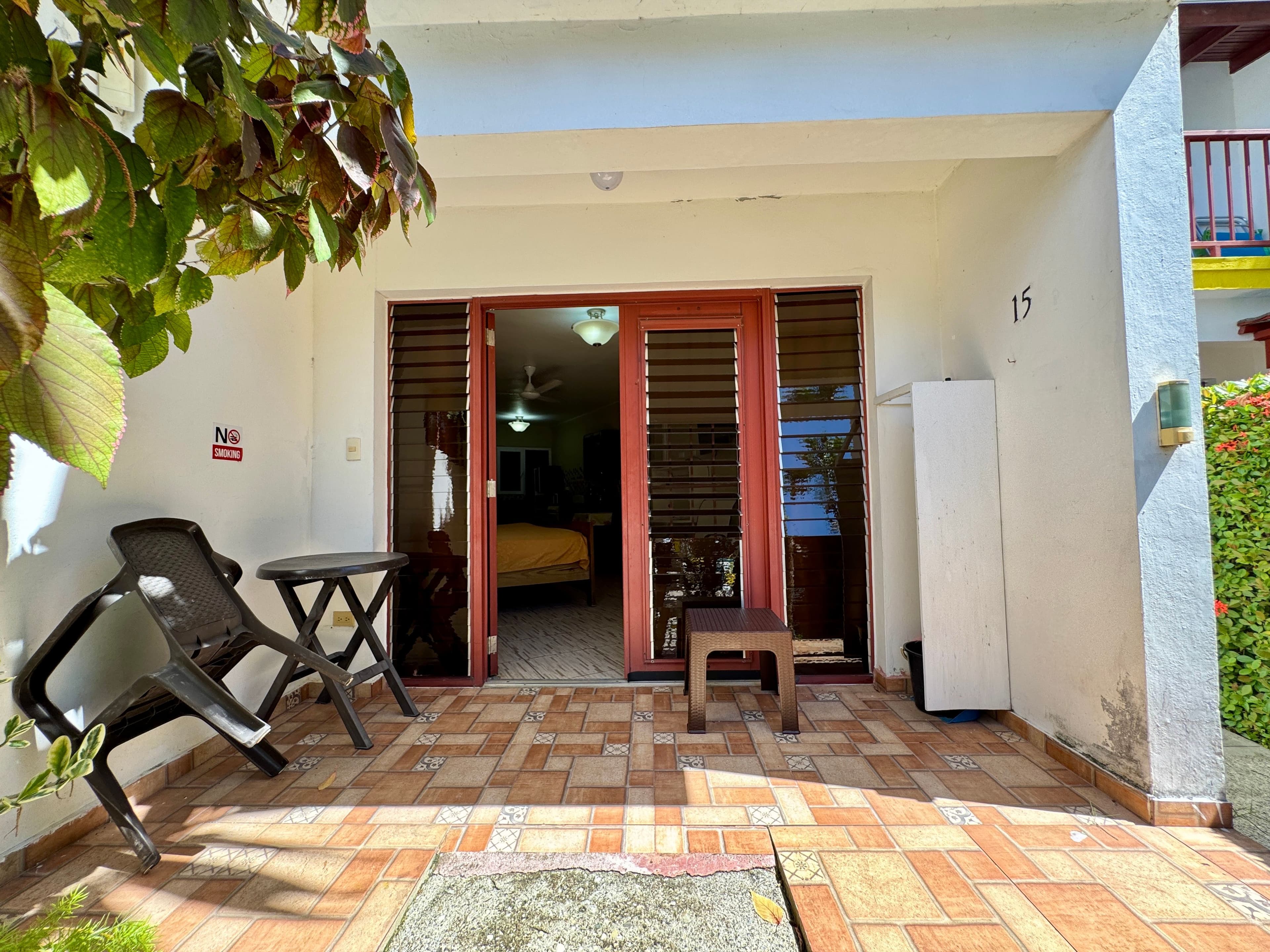 Möbliertes Studio mit Balkon und Poolblick im Zentrum von Sosúa — Terrasse