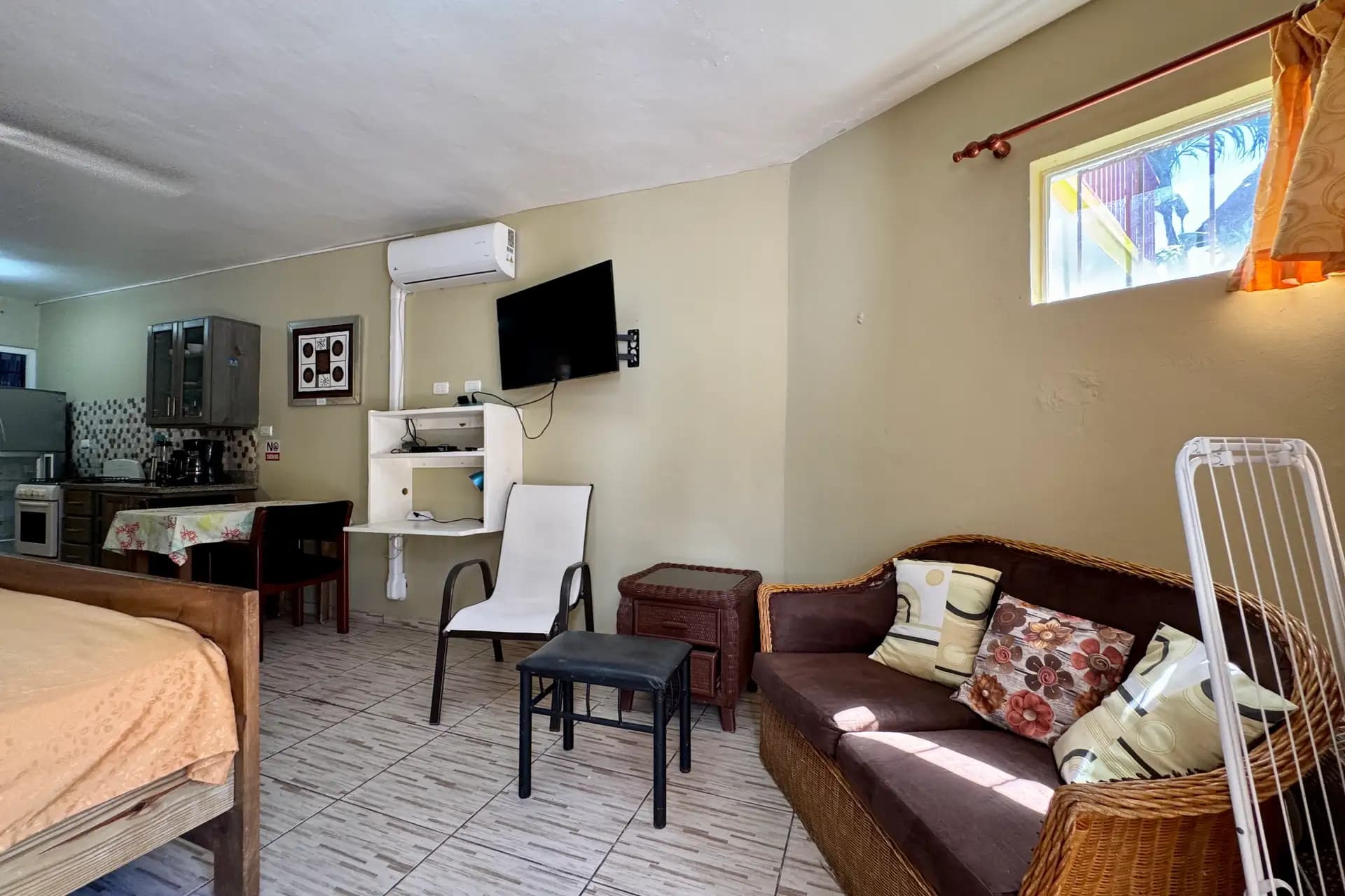 Möbliertes Studio mit Balkon und Poolblick im Zentrum von Sosúa — Wohnzimmer