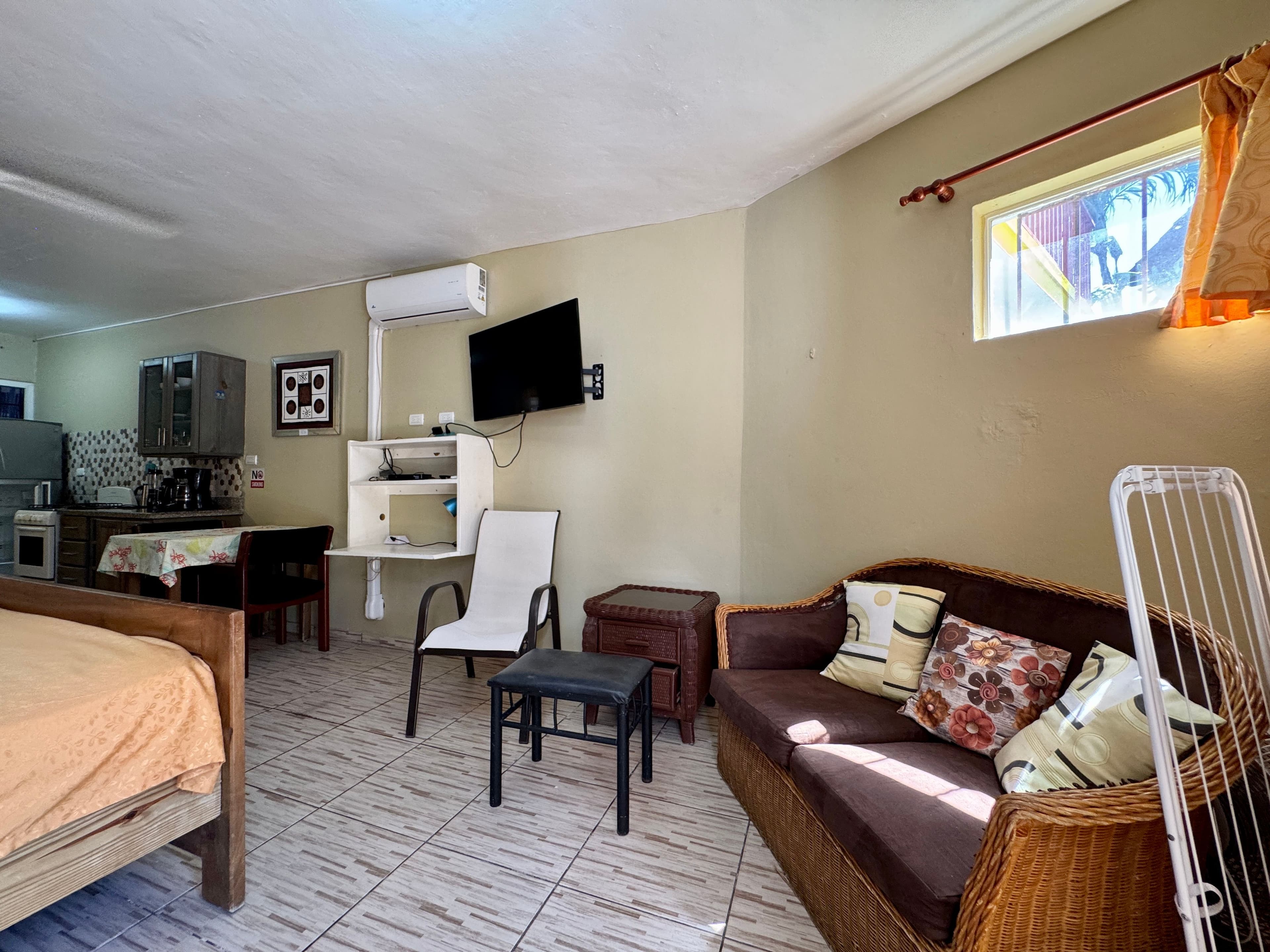 Möbliertes Studio mit Balkon und Poolblick im Zentrum von Sosúa — Wohnzimmer