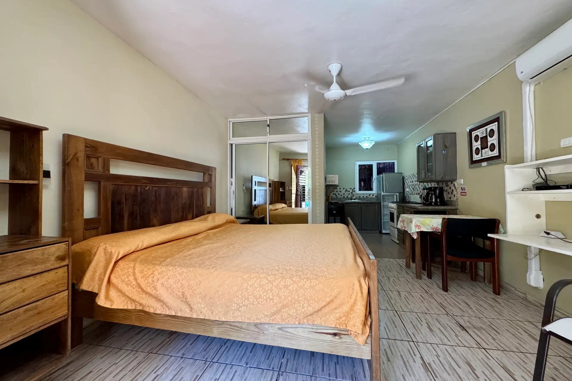 Möbliertes Studio mit Balkon und Poolblick im Zentrum von Sosúa — Schlafzimmer