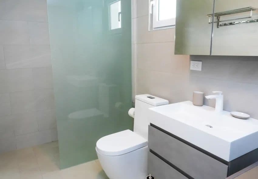 1-Bedroom Furnished Apartment with Shared Pool in Laguna City, Sosúa — Bathroom